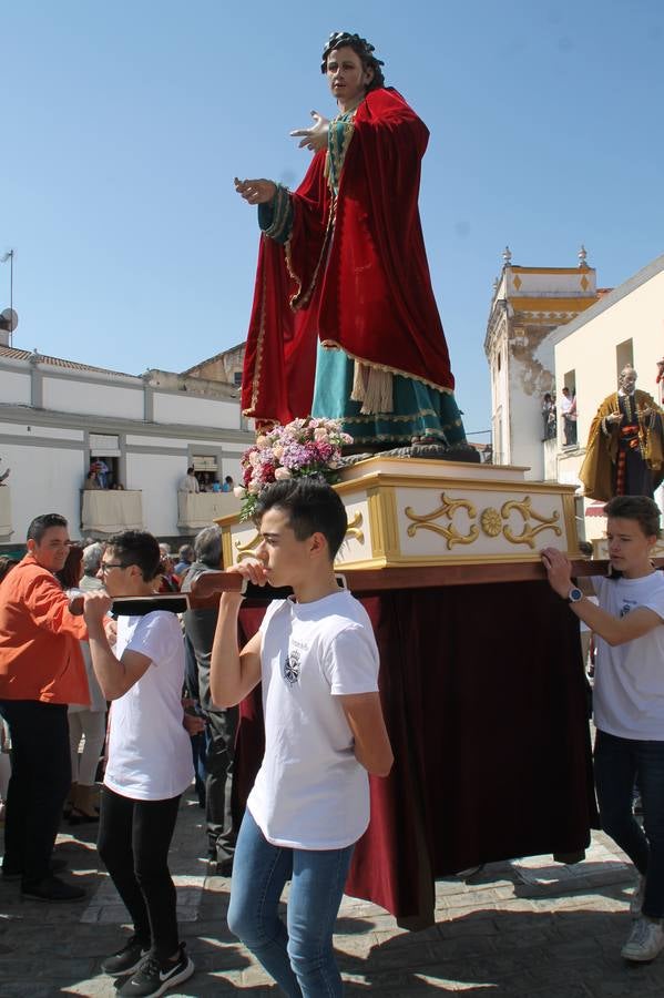 La luz y el gozo han puesto un gran broche a una Semana Santa, aciaga en sus momentos más intensos, a causa del mal tiempo que desde la noche del Miércoles y hasta el Viernes Santo trastocó en buena medida su desarrollo.Hoy el sol ha lucido en el cielo que como, cada Domingo de Resurrección, ha servido de Palio al hermoso Paso de la Virgen del Rosario, haciendo resplandecer, al tiempo, el momento culmen de esta celebración, el reencuentro en la Madre y el Hijo en la Fuente de los Santos, abarrotada de público. El momento ha sido emocionante, con los costaleros de la virgen y del Paso del Resucitado subiendo los brazos al cielo para representar el abrazo de ambas imágenes, ante la tradicional suelta de globos de ecolores y el estrépito de cornetas y tambores.La procesión ha seguido su curso hacia la Plaza de España, también muy concurrida, siendo en este escenario donde, miembros de Grupo Joven de la Cofradía del Coronado han regalado una petalada a la Virgen del Rosario. Ha sido un ofecimiento de la citada Cofradía que la noche del pasado Jueves no pudo obsequiar a su Virgen de la Amargura con esta lluvia de pétalos de rosas, a causa del mal tiempo.Así ha terminado la Semana Santa, incompleta para varias cofradías. La parte más amarga la han vivido la Cofradía del Señor Ecce-Homo que vió acortado su recorrido el Miércoles en una noche desapacible. También la Archicofradía del Santísimo Sacramento que apenas pudo asomarse a la calle y vió concentradas sus emociones en el templo patronal y la Cofradía del Señor Coronado de Espinas que también concentró el sentimieno y la devoción en la ermita de los Santos Mártires, viviendo momenos íntimos de gran emotividad. La Hermandad de la Esperanza Macarena brilló, sin embargo, en la Madrugá jerezana y la Cofradía de Nuestro Padre Jesús Nazareno derrochó fervor la tarde del Viernes en el interior de la iglesia visigoda de Santa María.