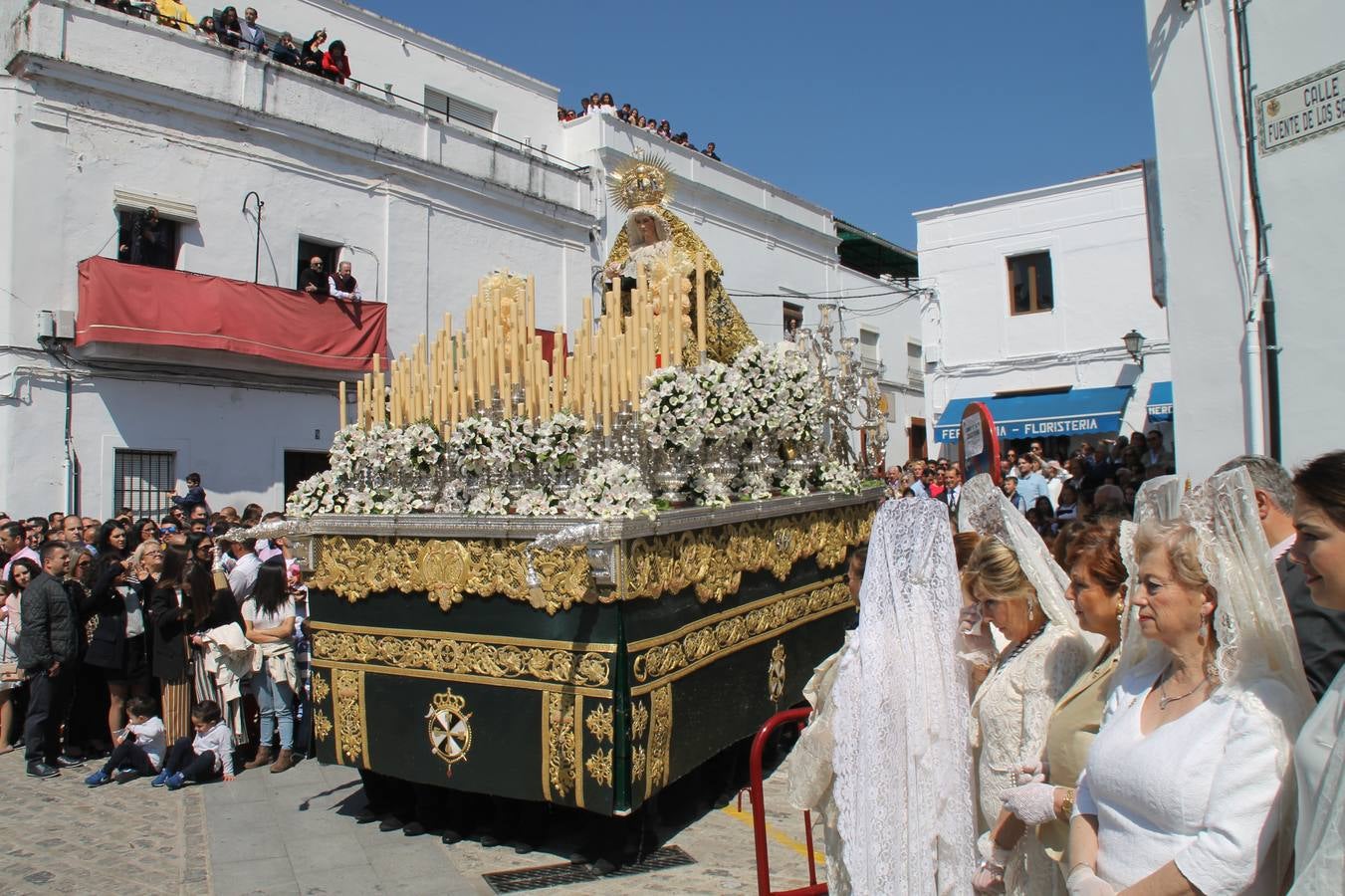 La luz y el gozo han puesto un gran broche a una Semana Santa, aciaga en sus momentos más intensos, a causa del mal tiempo que desde la noche del Miércoles y hasta el Viernes Santo trastocó en buena medida su desarrollo.Hoy el sol ha lucido en el cielo que como, cada Domingo de Resurrección, ha servido de Palio al hermoso Paso de la Virgen del Rosario, haciendo resplandecer, al tiempo, el momento culmen de esta celebración, el reencuentro en la Madre y el Hijo en la Fuente de los Santos, abarrotada de público. El momento ha sido emocionante, con los costaleros de la virgen y del Paso del Resucitado subiendo los brazos al cielo para representar el abrazo de ambas imágenes, ante la tradicional suelta de globos de ecolores y el estrépito de cornetas y tambores.La procesión ha seguido su curso hacia la Plaza de España, también muy concurrida, siendo en este escenario donde, miembros de Grupo Joven de la Cofradía del Coronado han regalado una petalada a la Virgen del Rosario. Ha sido un ofecimiento de la citada Cofradía que la noche del pasado Jueves no pudo obsequiar a su Virgen de la Amargura con esta lluvia de pétalos de rosas, a causa del mal tiempo.Así ha terminado la Semana Santa, incompleta para varias cofradías. La parte más amarga la han vivido la Cofradía del Señor Ecce-Homo que vió acortado su recorrido el Miércoles en una noche desapacible. También la Archicofradía del Santísimo Sacramento que apenas pudo asomarse a la calle y vió concentradas sus emociones en el templo patronal y la Cofradía del Señor Coronado de Espinas que también concentró el sentimieno y la devoción en la ermita de los Santos Mártires, viviendo momenos íntimos de gran emotividad. La Hermandad de la Esperanza Macarena brilló, sin embargo, en la Madrugá jerezana y la Cofradía de Nuestro Padre Jesús Nazareno derrochó fervor la tarde del Viernes en el interior de la iglesia visigoda de Santa María.