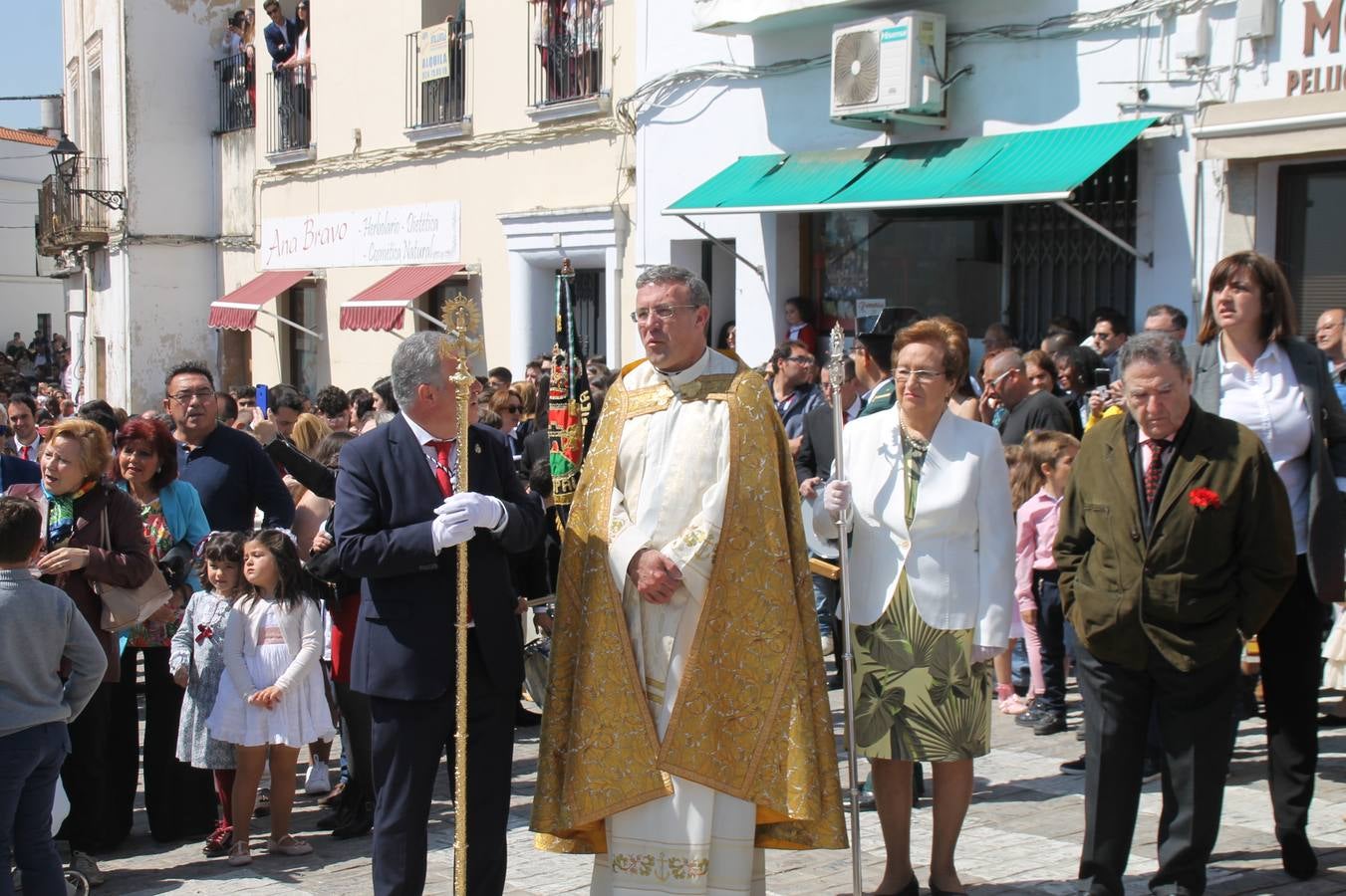 La luz y el gozo han puesto un gran broche a una Semana Santa, aciaga en sus momentos más intensos, a causa del mal tiempo que desde la noche del Miércoles y hasta el Viernes Santo trastocó en buena medida su desarrollo.Hoy el sol ha lucido en el cielo que como, cada Domingo de Resurrección, ha servido de Palio al hermoso Paso de la Virgen del Rosario, haciendo resplandecer, al tiempo, el momento culmen de esta celebración, el reencuentro en la Madre y el Hijo en la Fuente de los Santos, abarrotada de público. El momento ha sido emocionante, con los costaleros de la virgen y del Paso del Resucitado subiendo los brazos al cielo para representar el abrazo de ambas imágenes, ante la tradicional suelta de globos de ecolores y el estrépito de cornetas y tambores.La procesión ha seguido su curso hacia la Plaza de España, también muy concurrida, siendo en este escenario donde, miembros de Grupo Joven de la Cofradía del Coronado han regalado una petalada a la Virgen del Rosario. Ha sido un ofecimiento de la citada Cofradía que la noche del pasado Jueves no pudo obsequiar a su Virgen de la Amargura con esta lluvia de pétalos de rosas, a causa del mal tiempo.Así ha terminado la Semana Santa, incompleta para varias cofradías. La parte más amarga la han vivido la Cofradía del Señor Ecce-Homo que vió acortado su recorrido el Miércoles en una noche desapacible. También la Archicofradía del Santísimo Sacramento que apenas pudo asomarse a la calle y vió concentradas sus emociones en el templo patronal y la Cofradía del Señor Coronado de Espinas que también concentró el sentimieno y la devoción en la ermita de los Santos Mártires, viviendo momenos íntimos de gran emotividad. La Hermandad de la Esperanza Macarena brilló, sin embargo, en la Madrugá jerezana y la Cofradía de Nuestro Padre Jesús Nazareno derrochó fervor la tarde del Viernes en el interior de la iglesia visigoda de Santa María.