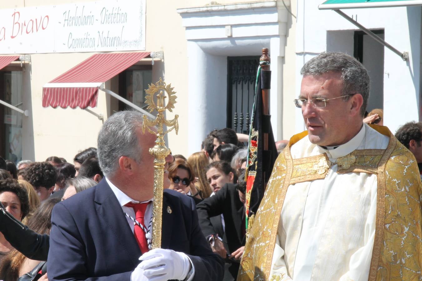 La luz y el gozo han puesto un gran broche a una Semana Santa, aciaga en sus momentos más intensos, a causa del mal tiempo que desde la noche del Miércoles y hasta el Viernes Santo trastocó en buena medida su desarrollo.Hoy el sol ha lucido en el cielo que como, cada Domingo de Resurrección, ha servido de Palio al hermoso Paso de la Virgen del Rosario, haciendo resplandecer, al tiempo, el momento culmen de esta celebración, el reencuentro en la Madre y el Hijo en la Fuente de los Santos, abarrotada de público. El momento ha sido emocionante, con los costaleros de la virgen y del Paso del Resucitado subiendo los brazos al cielo para representar el abrazo de ambas imágenes, ante la tradicional suelta de globos de ecolores y el estrépito de cornetas y tambores.La procesión ha seguido su curso hacia la Plaza de España, también muy concurrida, siendo en este escenario donde, miembros de Grupo Joven de la Cofradía del Coronado han regalado una petalada a la Virgen del Rosario. Ha sido un ofecimiento de la citada Cofradía que la noche del pasado Jueves no pudo obsequiar a su Virgen de la Amargura con esta lluvia de pétalos de rosas, a causa del mal tiempo.Así ha terminado la Semana Santa, incompleta para varias cofradías. La parte más amarga la han vivido la Cofradía del Señor Ecce-Homo que vió acortado su recorrido el Miércoles en una noche desapacible. También la Archicofradía del Santísimo Sacramento que apenas pudo asomarse a la calle y vió concentradas sus emociones en el templo patronal y la Cofradía del Señor Coronado de Espinas que también concentró el sentimieno y la devoción en la ermita de los Santos Mártires, viviendo momenos íntimos de gran emotividad. La Hermandad de la Esperanza Macarena brilló, sin embargo, en la Madrugá jerezana y la Cofradía de Nuestro Padre Jesús Nazareno derrochó fervor la tarde del Viernes en el interior de la iglesia visigoda de Santa María.