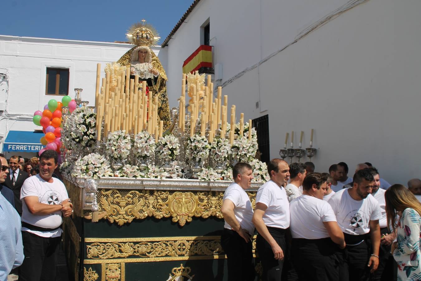 La luz y el gozo han puesto un gran broche a una Semana Santa, aciaga en sus momentos más intensos, a causa del mal tiempo que desde la noche del Miércoles y hasta el Viernes Santo trastocó en buena medida su desarrollo.Hoy el sol ha lucido en el cielo que como, cada Domingo de Resurrección, ha servido de Palio al hermoso Paso de la Virgen del Rosario, haciendo resplandecer, al tiempo, el momento culmen de esta celebración, el reencuentro en la Madre y el Hijo en la Fuente de los Santos, abarrotada de público. El momento ha sido emocionante, con los costaleros de la virgen y del Paso del Resucitado subiendo los brazos al cielo para representar el abrazo de ambas imágenes, ante la tradicional suelta de globos de ecolores y el estrépito de cornetas y tambores.La procesión ha seguido su curso hacia la Plaza de España, también muy concurrida, siendo en este escenario donde, miembros de Grupo Joven de la Cofradía del Coronado han regalado una petalada a la Virgen del Rosario. Ha sido un ofecimiento de la citada Cofradía que la noche del pasado Jueves no pudo obsequiar a su Virgen de la Amargura con esta lluvia de pétalos de rosas, a causa del mal tiempo.Así ha terminado la Semana Santa, incompleta para varias cofradías. La parte más amarga la han vivido la Cofradía del Señor Ecce-Homo que vió acortado su recorrido el Miércoles en una noche desapacible. También la Archicofradía del Santísimo Sacramento que apenas pudo asomarse a la calle y vió concentradas sus emociones en el templo patronal y la Cofradía del Señor Coronado de Espinas que también concentró el sentimieno y la devoción en la ermita de los Santos Mártires, viviendo momenos íntimos de gran emotividad. La Hermandad de la Esperanza Macarena brilló, sin embargo, en la Madrugá jerezana y la Cofradía de Nuestro Padre Jesús Nazareno derrochó fervor la tarde del Viernes en el interior de la iglesia visigoda de Santa María.