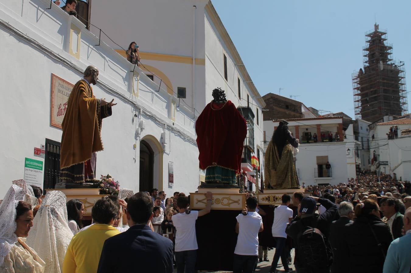 La luz y el gozo han puesto un gran broche a una Semana Santa, aciaga en sus momentos más intensos, a causa del mal tiempo que desde la noche del Miércoles y hasta el Viernes Santo trastocó en buena medida su desarrollo.Hoy el sol ha lucido en el cielo que como, cada Domingo de Resurrección, ha servido de Palio al hermoso Paso de la Virgen del Rosario, haciendo resplandecer, al tiempo, el momento culmen de esta celebración, el reencuentro en la Madre y el Hijo en la Fuente de los Santos, abarrotada de público. El momento ha sido emocionante, con los costaleros de la virgen y del Paso del Resucitado subiendo los brazos al cielo para representar el abrazo de ambas imágenes, ante la tradicional suelta de globos de ecolores y el estrépito de cornetas y tambores.La procesión ha seguido su curso hacia la Plaza de España, también muy concurrida, siendo en este escenario donde, miembros de Grupo Joven de la Cofradía del Coronado han regalado una petalada a la Virgen del Rosario. Ha sido un ofecimiento de la citada Cofradía que la noche del pasado Jueves no pudo obsequiar a su Virgen de la Amargura con esta lluvia de pétalos de rosas, a causa del mal tiempo.Así ha terminado la Semana Santa, incompleta para varias cofradías. La parte más amarga la han vivido la Cofradía del Señor Ecce-Homo que vió acortado su recorrido el Miércoles en una noche desapacible. También la Archicofradía del Santísimo Sacramento que apenas pudo asomarse a la calle y vió concentradas sus emociones en el templo patronal y la Cofradía del Señor Coronado de Espinas que también concentró el sentimieno y la devoción en la ermita de los Santos Mártires, viviendo momenos íntimos de gran emotividad. La Hermandad de la Esperanza Macarena brilló, sin embargo, en la Madrugá jerezana y la Cofradía de Nuestro Padre Jesús Nazareno derrochó fervor la tarde del Viernes en el interior de la iglesia visigoda de Santa María.