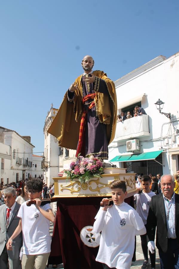 La luz y el gozo han puesto un gran broche a una Semana Santa, aciaga en sus momentos más intensos, a causa del mal tiempo que desde la noche del Miércoles y hasta el Viernes Santo trastocó en buena medida su desarrollo.Hoy el sol ha lucido en el cielo que como, cada Domingo de Resurrección, ha servido de Palio al hermoso Paso de la Virgen del Rosario, haciendo resplandecer, al tiempo, el momento culmen de esta celebración, el reencuentro en la Madre y el Hijo en la Fuente de los Santos, abarrotada de público. El momento ha sido emocionante, con los costaleros de la virgen y del Paso del Resucitado subiendo los brazos al cielo para representar el abrazo de ambas imágenes, ante la tradicional suelta de globos de ecolores y el estrépito de cornetas y tambores.La procesión ha seguido su curso hacia la Plaza de España, también muy concurrida, siendo en este escenario donde, miembros de Grupo Joven de la Cofradía del Coronado han regalado una petalada a la Virgen del Rosario. Ha sido un ofecimiento de la citada Cofradía que la noche del pasado Jueves no pudo obsequiar a su Virgen de la Amargura con esta lluvia de pétalos de rosas, a causa del mal tiempo.Así ha terminado la Semana Santa, incompleta para varias cofradías. La parte más amarga la han vivido la Cofradía del Señor Ecce-Homo que vió acortado su recorrido el Miércoles en una noche desapacible. También la Archicofradía del Santísimo Sacramento que apenas pudo asomarse a la calle y vió concentradas sus emociones en el templo patronal y la Cofradía del Señor Coronado de Espinas que también concentró el sentimieno y la devoción en la ermita de los Santos Mártires, viviendo momenos íntimos de gran emotividad. La Hermandad de la Esperanza Macarena brilló, sin embargo, en la Madrugá jerezana y la Cofradía de Nuestro Padre Jesús Nazareno derrochó fervor la tarde del Viernes en el interior de la iglesia visigoda de Santa María.