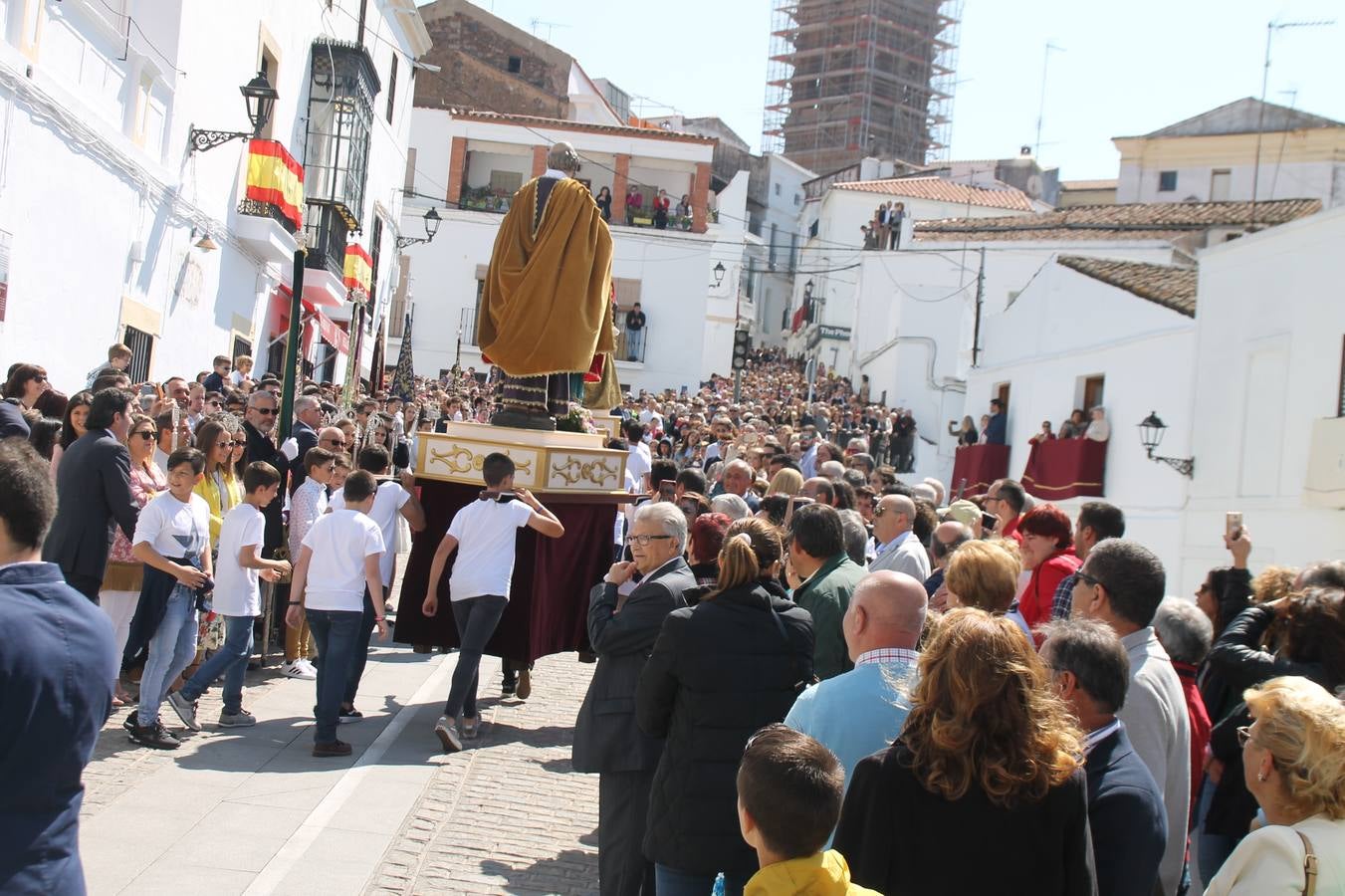 La luz y el gozo han puesto un gran broche a una Semana Santa, aciaga en sus momentos más intensos, a causa del mal tiempo que desde la noche del Miércoles y hasta el Viernes Santo trastocó en buena medida su desarrollo.Hoy el sol ha lucido en el cielo que como, cada Domingo de Resurrección, ha servido de Palio al hermoso Paso de la Virgen del Rosario, haciendo resplandecer, al tiempo, el momento culmen de esta celebración, el reencuentro en la Madre y el Hijo en la Fuente de los Santos, abarrotada de público. El momento ha sido emocionante, con los costaleros de la virgen y del Paso del Resucitado subiendo los brazos al cielo para representar el abrazo de ambas imágenes, ante la tradicional suelta de globos de ecolores y el estrépito de cornetas y tambores.La procesión ha seguido su curso hacia la Plaza de España, también muy concurrida, siendo en este escenario donde, miembros de Grupo Joven de la Cofradía del Coronado han regalado una petalada a la Virgen del Rosario. Ha sido un ofecimiento de la citada Cofradía que la noche del pasado Jueves no pudo obsequiar a su Virgen de la Amargura con esta lluvia de pétalos de rosas, a causa del mal tiempo.Así ha terminado la Semana Santa, incompleta para varias cofradías. La parte más amarga la han vivido la Cofradía del Señor Ecce-Homo que vió acortado su recorrido el Miércoles en una noche desapacible. También la Archicofradía del Santísimo Sacramento que apenas pudo asomarse a la calle y vió concentradas sus emociones en el templo patronal y la Cofradía del Señor Coronado de Espinas que también concentró el sentimieno y la devoción en la ermita de los Santos Mártires, viviendo momenos íntimos de gran emotividad. La Hermandad de la Esperanza Macarena brilló, sin embargo, en la Madrugá jerezana y la Cofradía de Nuestro Padre Jesús Nazareno derrochó fervor la tarde del Viernes en el interior de la iglesia visigoda de Santa María.