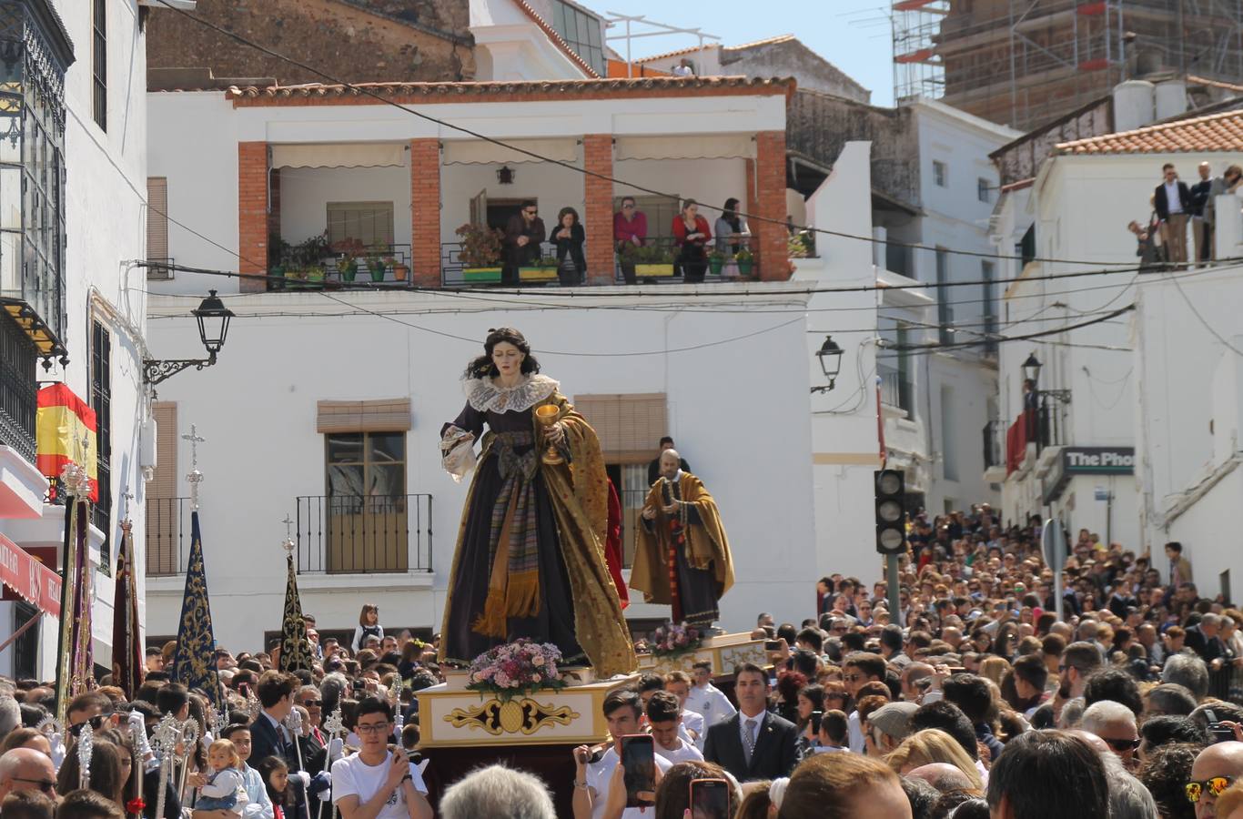 La luz y el gozo han puesto un gran broche a una Semana Santa, aciaga en sus momentos más intensos, a causa del mal tiempo que desde la noche del Miércoles y hasta el Viernes Santo trastocó en buena medida su desarrollo.Hoy el sol ha lucido en el cielo que como, cada Domingo de Resurrección, ha servido de Palio al hermoso Paso de la Virgen del Rosario, haciendo resplandecer, al tiempo, el momento culmen de esta celebración, el reencuentro en la Madre y el Hijo en la Fuente de los Santos, abarrotada de público. El momento ha sido emocionante, con los costaleros de la virgen y del Paso del Resucitado subiendo los brazos al cielo para representar el abrazo de ambas imágenes, ante la tradicional suelta de globos de ecolores y el estrépito de cornetas y tambores.La procesión ha seguido su curso hacia la Plaza de España, también muy concurrida, siendo en este escenario donde, miembros de Grupo Joven de la Cofradía del Coronado han regalado una petalada a la Virgen del Rosario. Ha sido un ofecimiento de la citada Cofradía que la noche del pasado Jueves no pudo obsequiar a su Virgen de la Amargura con esta lluvia de pétalos de rosas, a causa del mal tiempo.Así ha terminado la Semana Santa, incompleta para varias cofradías. La parte más amarga la han vivido la Cofradía del Señor Ecce-Homo que vió acortado su recorrido el Miércoles en una noche desapacible. También la Archicofradía del Santísimo Sacramento que apenas pudo asomarse a la calle y vió concentradas sus emociones en el templo patronal y la Cofradía del Señor Coronado de Espinas que también concentró el sentimieno y la devoción en la ermita de los Santos Mártires, viviendo momenos íntimos de gran emotividad. La Hermandad de la Esperanza Macarena brilló, sin embargo, en la Madrugá jerezana y la Cofradía de Nuestro Padre Jesús Nazareno derrochó fervor la tarde del Viernes en el interior de la iglesia visigoda de Santa María.