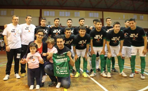 Alicia con sus padres y su hermana junto con el equipo del Jerez Futsal en temporadas anteriores.