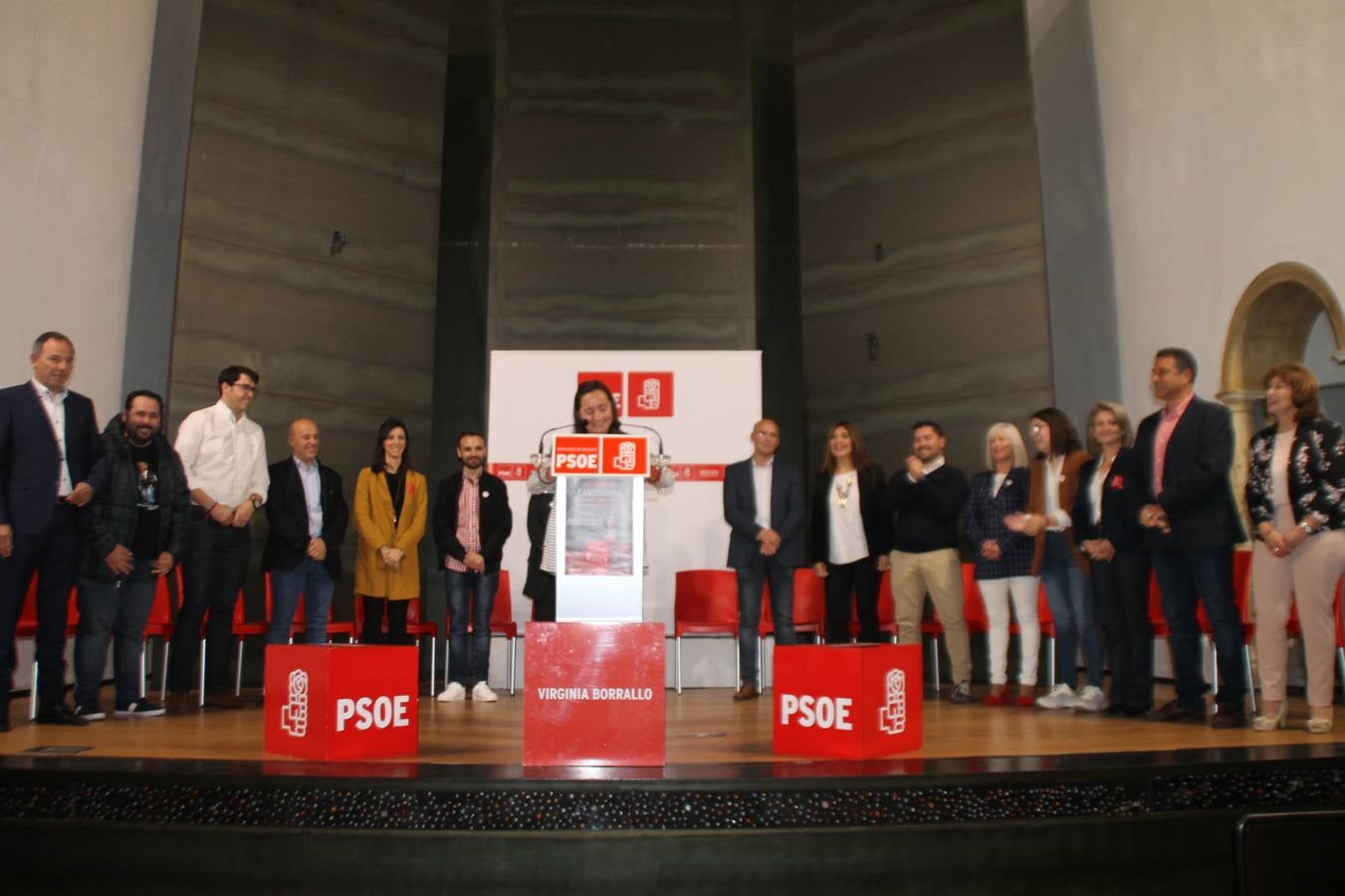La cabeza de lista del PSOE en Jerez, Virginia Borrallo, rodeada del resto de personas que la acompañan de cara a las próximas elecciones municipales, anoche en la presentación de la candidatura socialista.