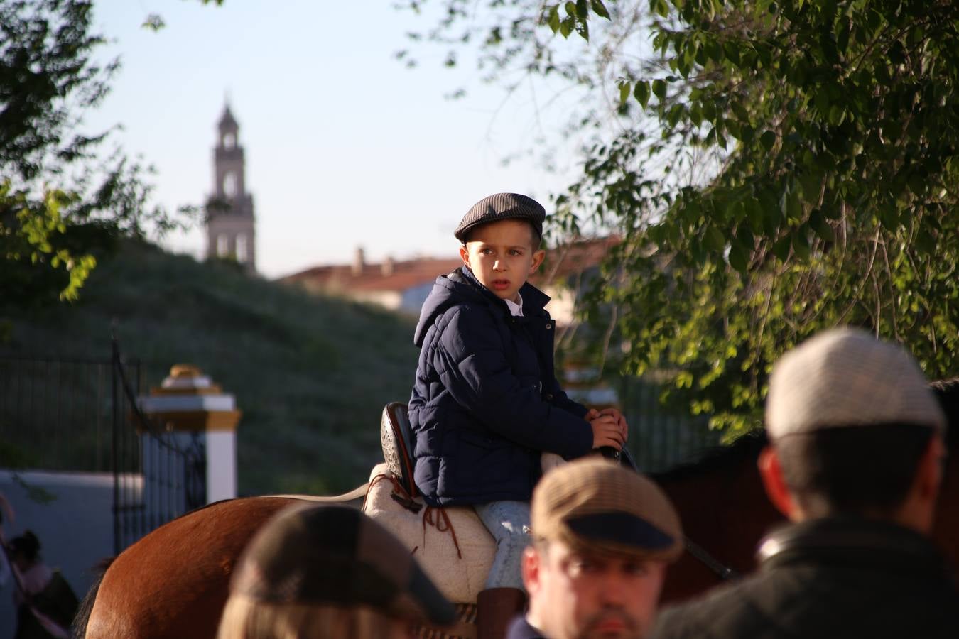 Romeros, carrozas y caballistas han acompañado, esta mañana, en procesión, al Simpecado de Nuestra Señora de Aguasantas, Patrona de Jerez de los Caballeros, hasta la ermita consagrada a su nombre. Durante el camino, no han faltado las perrunillas, la copa de anís, el acompañamiento musical del tamborilero de la Hermandad de La Algaba, Ramón Barragán, y los cánticos y bailes de algunos romeros. Un día de júbilo, convivencia y devoción a Nuestra Señora de Aguasantas que culminará, esta tarde, a las 20 horas, con el rezo del Santo Rosario en la citada ermita y el canto de la Salve a la Virgen.