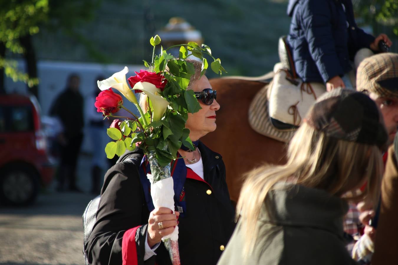 Romeros, carrozas y caballistas han acompañado, esta mañana, en procesión, al Simpecado de Nuestra Señora de Aguasantas, Patrona de Jerez de los Caballeros, hasta la ermita consagrada a su nombre. Durante el camino, no han faltado las perrunillas, la copa de anís, el acompañamiento musical del tamborilero de la Hermandad de La Algaba, Ramón Barragán, y los cánticos y bailes de algunos romeros. Un día de júbilo, convivencia y devoción a Nuestra Señora de Aguasantas que culminará, esta tarde, a las 20 horas, con el rezo del Santo Rosario en la citada ermita y el canto de la Salve a la Virgen.