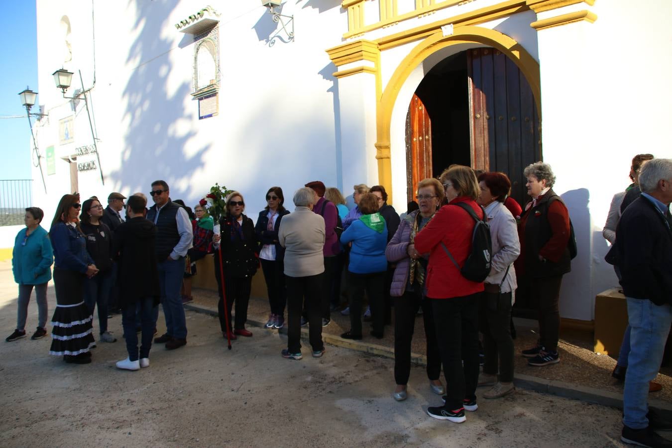 Romeros, carrozas y caballistas han acompañado, esta mañana, en procesión, al Simpecado de Nuestra Señora de Aguasantas, Patrona de Jerez de los Caballeros, hasta la ermita consagrada a su nombre. Durante el camino, no han faltado las perrunillas, la copa de anís, el acompañamiento musical del tamborilero de la Hermandad de La Algaba, Ramón Barragán, y los cánticos y bailes de algunos romeros. Un día de júbilo, convivencia y devoción a Nuestra Señora de Aguasantas que culminará, esta tarde, a las 20 horas, con el rezo del Santo Rosario en la citada ermita y el canto de la Salve a la Virgen.