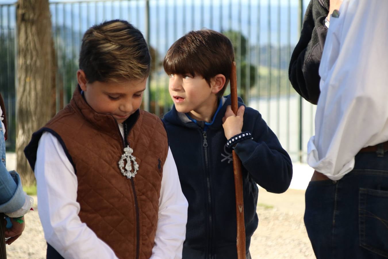 Romeros, carrozas y caballistas han acompañado, esta mañana, en procesión, al Simpecado de Nuestra Señora de Aguasantas, Patrona de Jerez de los Caballeros, hasta la ermita consagrada a su nombre. Durante el camino, no han faltado las perrunillas, la copa de anís, el acompañamiento musical del tamborilero de la Hermandad de La Algaba, Ramón Barragán, y los cánticos y bailes de algunos romeros. Un día de júbilo, convivencia y devoción a Nuestra Señora de Aguasantas que culminará, esta tarde, a las 20 horas, con el rezo del Santo Rosario en la citada ermita y el canto de la Salve a la Virgen.