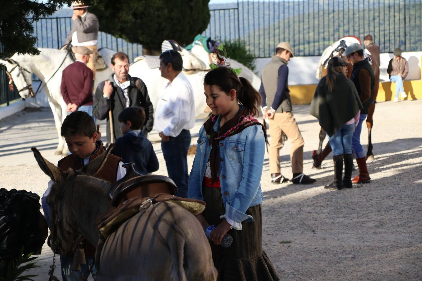 Romeros, carrozas y caballistas han acompañado, esta mañana, en procesión, al Simpecado de Nuestra Señora de Aguasantas, Patrona de Jerez de los Caballeros, hasta la ermita consagrada a su nombre. Durante el camino, no han faltado las perrunillas, la copa de anís, el acompañamiento musical del tamborilero de la Hermandad de La Algaba, Ramón Barragán, y los cánticos y bailes de algunos romeros. Un día de júbilo, convivencia y devoción a Nuestra Señora de Aguasantas que culminará, esta tarde, a las 20 horas, con el rezo del Santo Rosario en la citada ermita y el canto de la Salve a la Virgen.