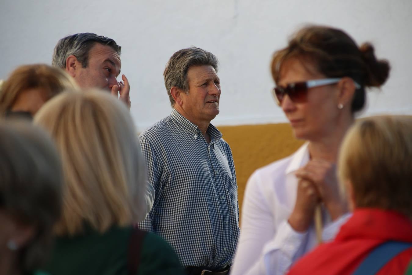 Romeros, carrozas y caballistas han acompañado, esta mañana, en procesión, al Simpecado de Nuestra Señora de Aguasantas, Patrona de Jerez de los Caballeros, hasta la ermita consagrada a su nombre. Durante el camino, no han faltado las perrunillas, la copa de anís, el acompañamiento musical del tamborilero de la Hermandad de La Algaba, Ramón Barragán, y los cánticos y bailes de algunos romeros. Un día de júbilo, convivencia y devoción a Nuestra Señora de Aguasantas que culminará, esta tarde, a las 20 horas, con el rezo del Santo Rosario en la citada ermita y el canto de la Salve a la Virgen.