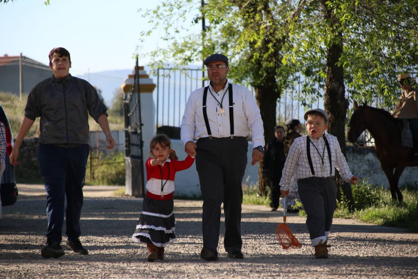 Romeros, carrozas y caballistas han acompañado, esta mañana, en procesión, al Simpecado de Nuestra Señora de Aguasantas, Patrona de Jerez de los Caballeros, hasta la ermita consagrada a su nombre. Durante el camino, no han faltado las perrunillas, la copa de anís, el acompañamiento musical del tamborilero de la Hermandad de La Algaba, Ramón Barragán, y los cánticos y bailes de algunos romeros. Un día de júbilo, convivencia y devoción a Nuestra Señora de Aguasantas que culminará, esta tarde, a las 20 horas, con el rezo del Santo Rosario en la citada ermita y el canto de la Salve a la Virgen.