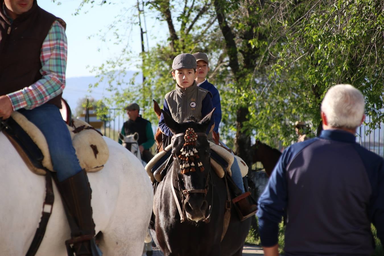 Romeros, carrozas y caballistas han acompañado, esta mañana, en procesión, al Simpecado de Nuestra Señora de Aguasantas, Patrona de Jerez de los Caballeros, hasta la ermita consagrada a su nombre. Durante el camino, no han faltado las perrunillas, la copa de anís, el acompañamiento musical del tamborilero de la Hermandad de La Algaba, Ramón Barragán, y los cánticos y bailes de algunos romeros. Un día de júbilo, convivencia y devoción a Nuestra Señora de Aguasantas que culminará, esta tarde, a las 20 horas, con el rezo del Santo Rosario en la citada ermita y el canto de la Salve a la Virgen.