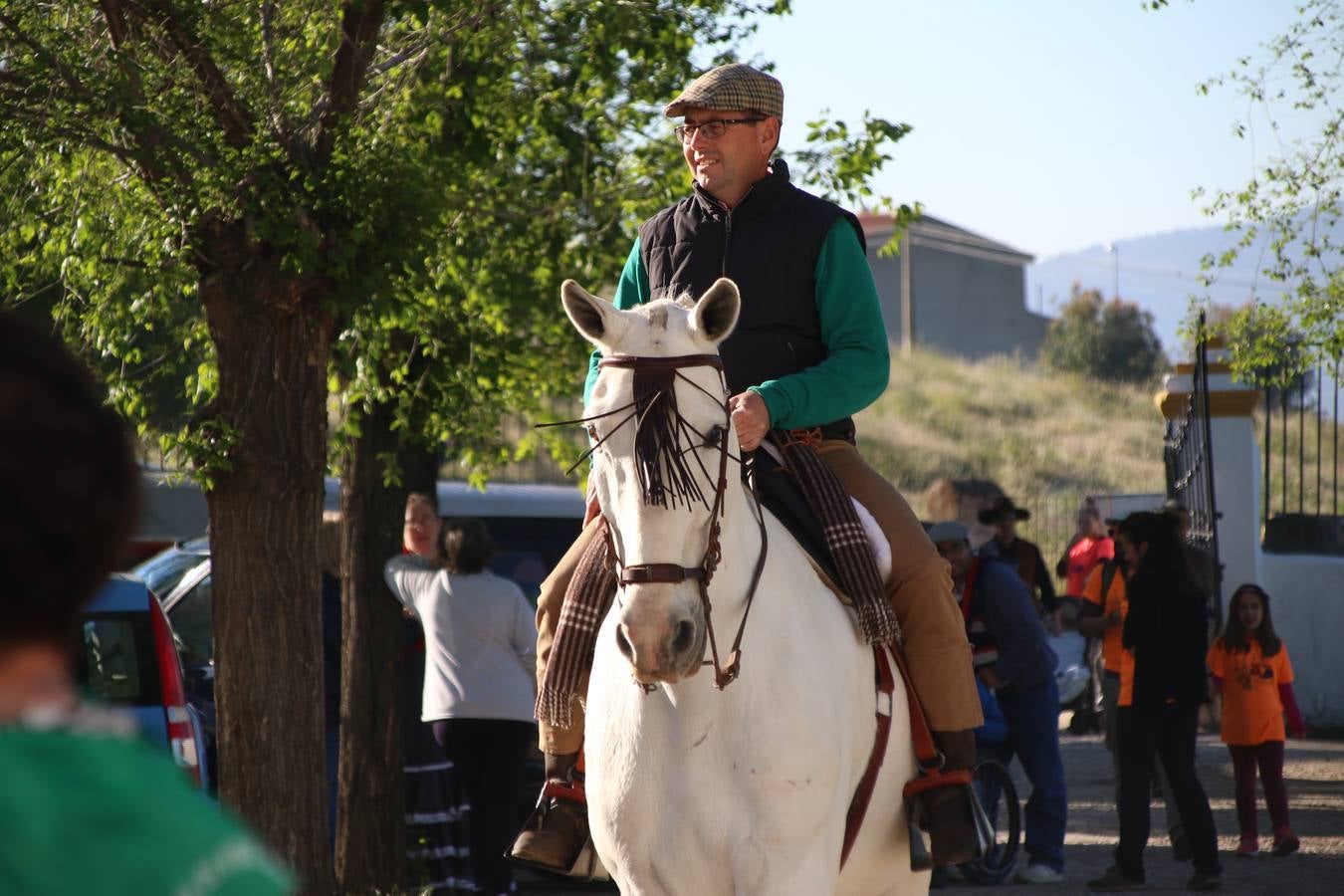 Romeros, carrozas y caballistas han acompañado, esta mañana, en procesión, al Simpecado de Nuestra Señora de Aguasantas, Patrona de Jerez de los Caballeros, hasta la ermita consagrada a su nombre. Durante el camino, no han faltado las perrunillas, la copa de anís, el acompañamiento musical del tamborilero de la Hermandad de La Algaba, Ramón Barragán, y los cánticos y bailes de algunos romeros. Un día de júbilo, convivencia y devoción a Nuestra Señora de Aguasantas que culminará, esta tarde, a las 20 horas, con el rezo del Santo Rosario en la citada ermita y el canto de la Salve a la Virgen.