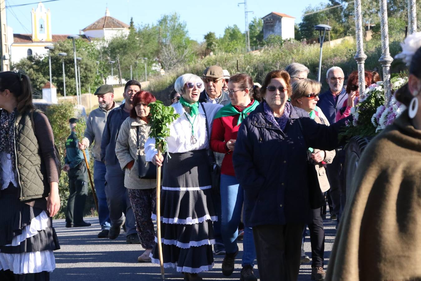 Romeros, carrozas y caballistas han acompañado, esta mañana, en procesión, al Simpecado de Nuestra Señora de Aguasantas, Patrona de Jerez de los Caballeros, hasta la ermita consagrada a su nombre. Durante el camino, no han faltado las perrunillas, la copa de anís, el acompañamiento musical del tamborilero de la Hermandad de La Algaba, Ramón Barragán, y los cánticos y bailes de algunos romeros. Un día de júbilo, convivencia y devoción a Nuestra Señora de Aguasantas que culminará, esta tarde, a las 20 horas, con el rezo del Santo Rosario en la citada ermita y el canto de la Salve a la Virgen.