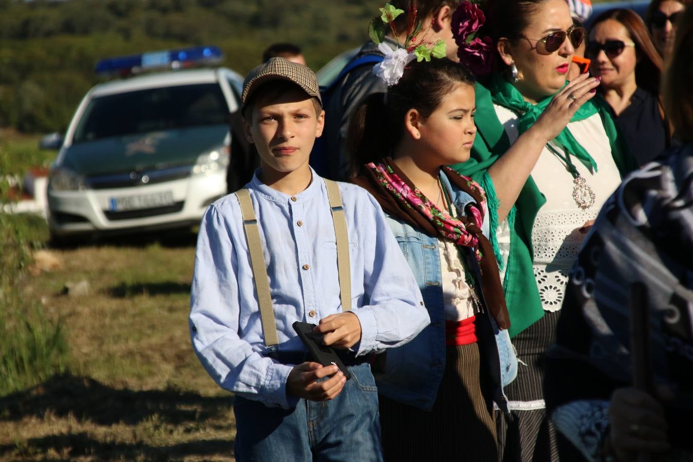 Romeros, carrozas y caballistas han acompañado, esta mañana, en procesión, al Simpecado de Nuestra Señora de Aguasantas, Patrona de Jerez de los Caballeros, hasta la ermita consagrada a su nombre. Durante el camino, no han faltado las perrunillas, la copa de anís, el acompañamiento musical del tamborilero de la Hermandad de La Algaba, Ramón Barragán, y los cánticos y bailes de algunos romeros. Un día de júbilo, convivencia y devoción a Nuestra Señora de Aguasantas que culminará, esta tarde, a las 20 horas, con el rezo del Santo Rosario en la citada ermita y el canto de la Salve a la Virgen.