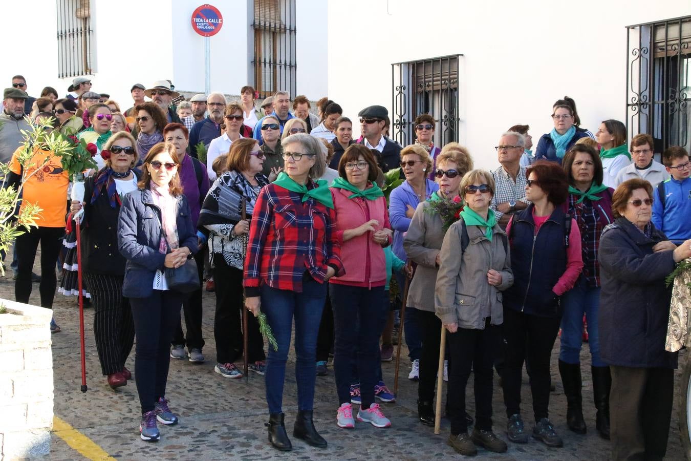 Romeros, carrozas y caballistas han acompañado, esta mañana, en procesión, al Simpecado de Nuestra Señora de Aguasantas, Patrona de Jerez de los Caballeros, hasta la ermita consagrada a su nombre. Durante el camino, no han faltado las perrunillas, la copa de anís, el acompañamiento musical del tamborilero de la Hermandad de La Algaba, Ramón Barragán, y los cánticos y bailes de algunos romeros. Un día de júbilo, convivencia y devoción a Nuestra Señora de Aguasantas que culminará, esta tarde, a las 20 horas, con el rezo del Santo Rosario en la citada ermita y el canto de la Salve a la Virgen.