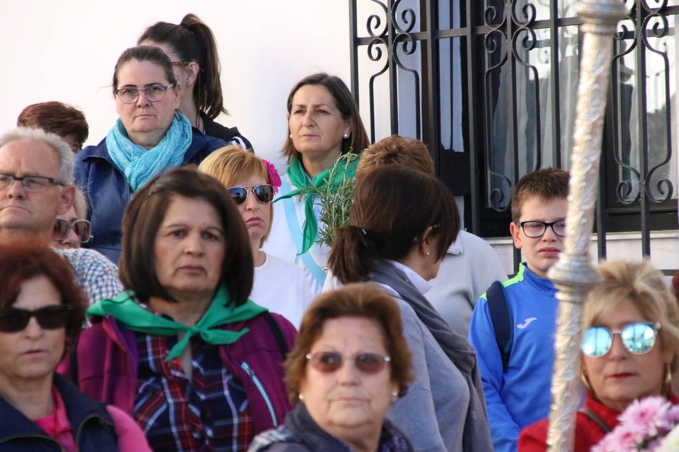 Romeros, carrozas y caballistas han acompañado, esta mañana, en procesión, al Simpecado de Nuestra Señora de Aguasantas, Patrona de Jerez de los Caballeros, hasta la ermita consagrada a su nombre. Durante el camino, no han faltado las perrunillas, la copa de anís, el acompañamiento musical del tamborilero de la Hermandad de La Algaba, Ramón Barragán, y los cánticos y bailes de algunos romeros. Un día de júbilo, convivencia y devoción a Nuestra Señora de Aguasantas que culminará, esta tarde, a las 20 horas, con el rezo del Santo Rosario en la citada ermita y el canto de la Salve a la Virgen.