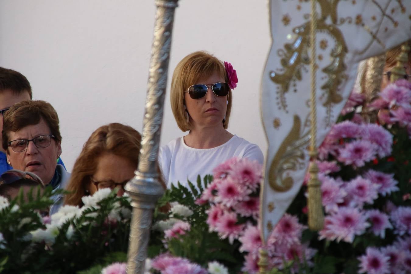 Romeros, carrozas y caballistas han acompañado, esta mañana, en procesión, al Simpecado de Nuestra Señora de Aguasantas, Patrona de Jerez de los Caballeros, hasta la ermita consagrada a su nombre. Durante el camino, no han faltado las perrunillas, la copa de anís, el acompañamiento musical del tamborilero de la Hermandad de La Algaba, Ramón Barragán, y los cánticos y bailes de algunos romeros. Un día de júbilo, convivencia y devoción a Nuestra Señora de Aguasantas que culminará, esta tarde, a las 20 horas, con el rezo del Santo Rosario en la citada ermita y el canto de la Salve a la Virgen.