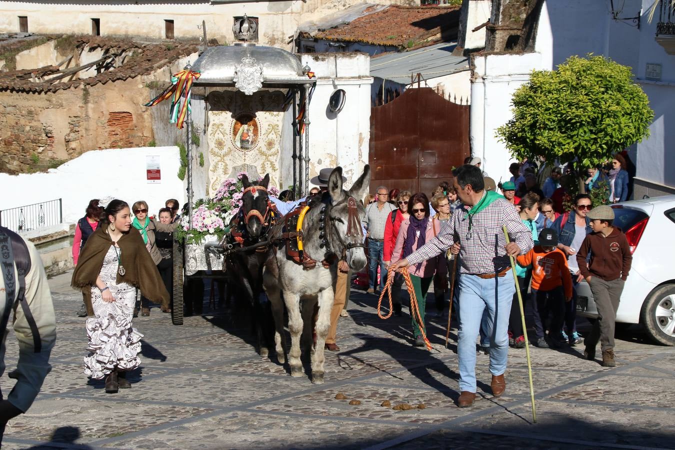 Romeros, carrozas y caballistas han acompañado, esta mañana, en procesión, al Simpecado de Nuestra Señora de Aguasantas, Patrona de Jerez de los Caballeros, hasta la ermita consagrada a su nombre. Durante el camino, no han faltado las perrunillas, la copa de anís, el acompañamiento musical del tamborilero de la Hermandad de La Algaba, Ramón Barragán, y los cánticos y bailes de algunos romeros. Un día de júbilo, convivencia y devoción a Nuestra Señora de Aguasantas que culminará, esta tarde, a las 20 horas, con el rezo del Santo Rosario en la citada ermita y el canto de la Salve a la Virgen.