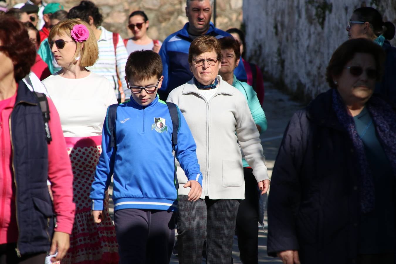 Romeros, carrozas y caballistas han acompañado, esta mañana, en procesión, al Simpecado de Nuestra Señora de Aguasantas, Patrona de Jerez de los Caballeros, hasta la ermita consagrada a su nombre. Durante el camino, no han faltado las perrunillas, la copa de anís, el acompañamiento musical del tamborilero de la Hermandad de La Algaba, Ramón Barragán, y los cánticos y bailes de algunos romeros. Un día de júbilo, convivencia y devoción a Nuestra Señora de Aguasantas que culminará, esta tarde, a las 20 horas, con el rezo del Santo Rosario en la citada ermita y el canto de la Salve a la Virgen.