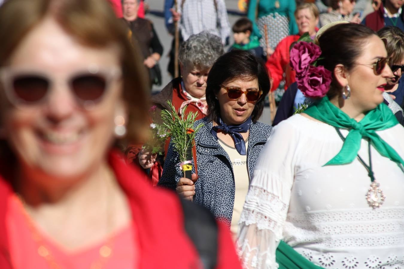 Romeros, carrozas y caballistas han acompañado, esta mañana, en procesión, al Simpecado de Nuestra Señora de Aguasantas, Patrona de Jerez de los Caballeros, hasta la ermita consagrada a su nombre. Durante el camino, no han faltado las perrunillas, la copa de anís, el acompañamiento musical del tamborilero de la Hermandad de La Algaba, Ramón Barragán, y los cánticos y bailes de algunos romeros. Un día de júbilo, convivencia y devoción a Nuestra Señora de Aguasantas que culminará, esta tarde, a las 20 horas, con el rezo del Santo Rosario en la citada ermita y el canto de la Salve a la Virgen.