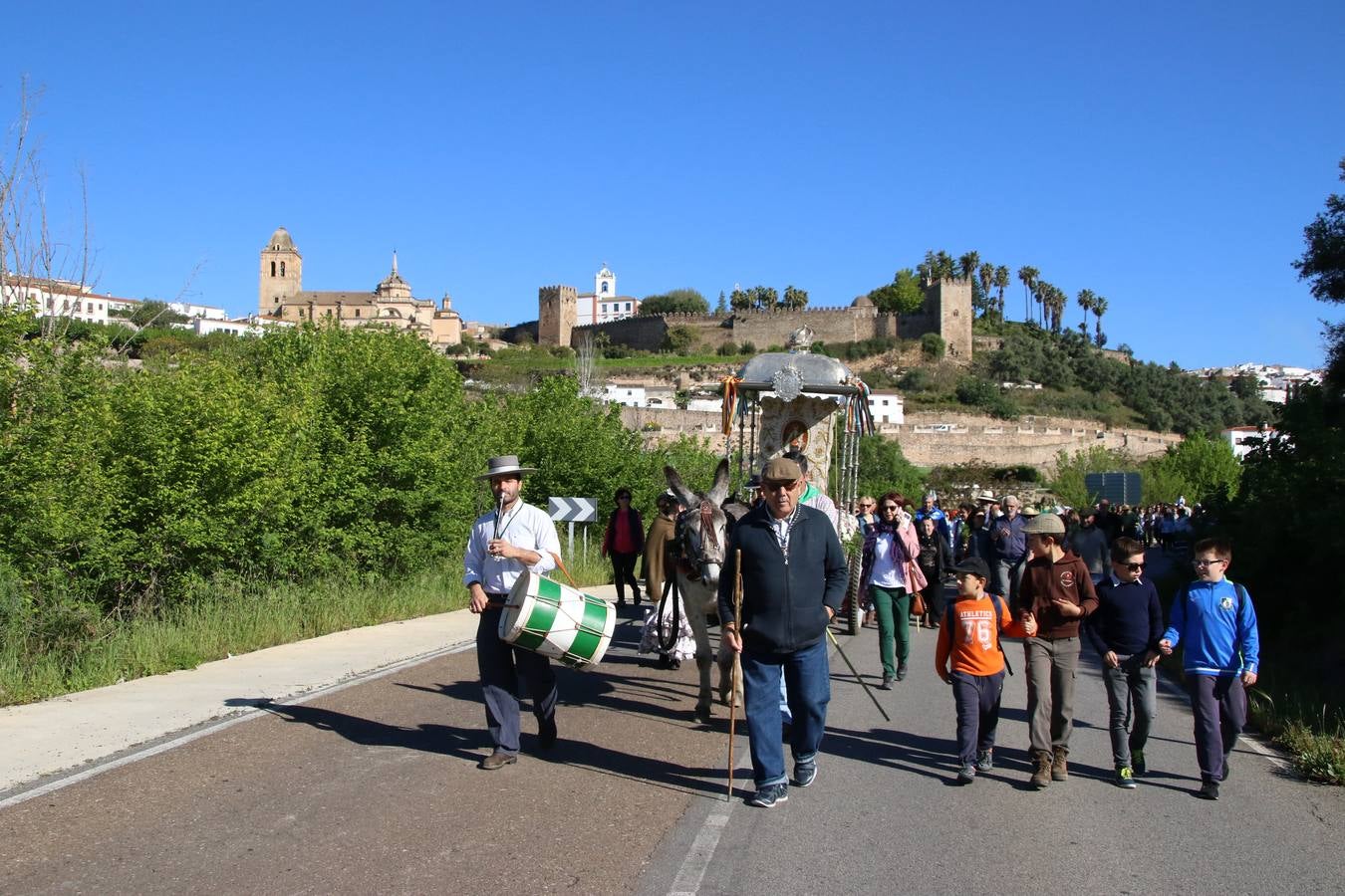 Romeros, carrozas y caballistas han acompañado, esta mañana, en procesión, al Simpecado de Nuestra Señora de Aguasantas, Patrona de Jerez de los Caballeros, hasta la ermita consagrada a su nombre. Durante el camino, no han faltado las perrunillas, la copa de anís, el acompañamiento musical del tamborilero de la Hermandad de La Algaba, Ramón Barragán, y los cánticos y bailes de algunos romeros. Un día de júbilo, convivencia y devoción a Nuestra Señora de Aguasantas que culminará, esta tarde, a las 20 horas, con el rezo del Santo Rosario en la citada ermita y el canto de la Salve a la Virgen.