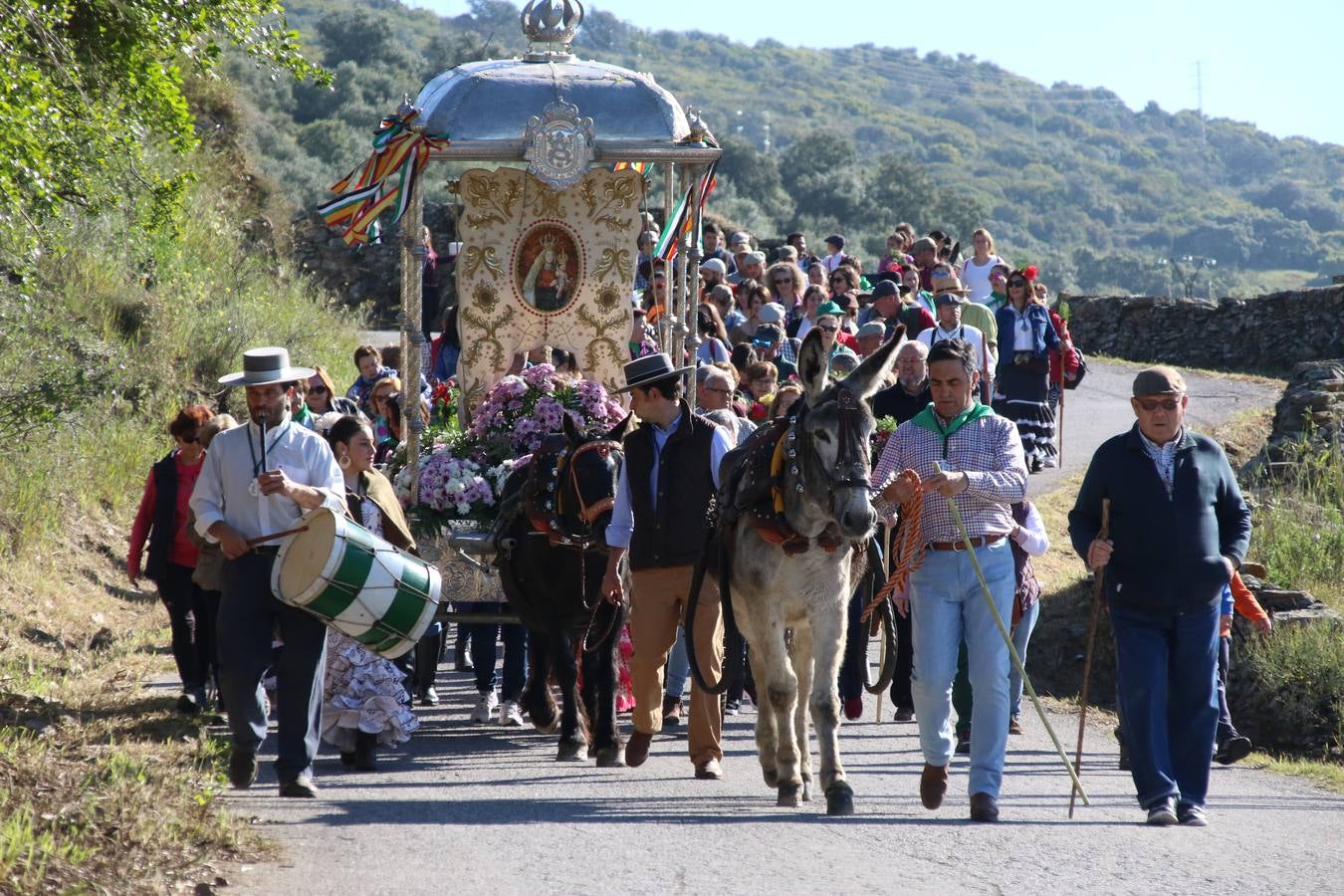 Romeros, carrozas y caballistas han acompañado, esta mañana, en procesión, al Simpecado de Nuestra Señora de Aguasantas, Patrona de Jerez de los Caballeros, hasta la ermita consagrada a su nombre. Durante el camino, no han faltado las perrunillas, la copa de anís, el acompañamiento musical del tamborilero de la Hermandad de La Algaba, Ramón Barragán, y los cánticos y bailes de algunos romeros. Un día de júbilo, convivencia y devoción a Nuestra Señora de Aguasantas que culminará, esta tarde, a las 20 horas, con el rezo del Santo Rosario en la citada ermita y el canto de la Salve a la Virgen.