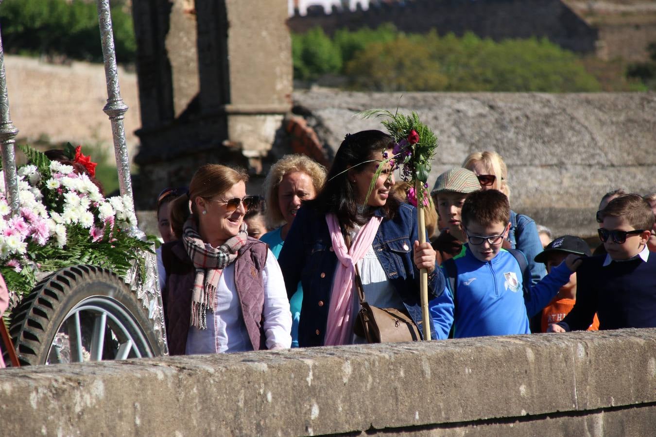Romeros, carrozas y caballistas han acompañado, esta mañana, en procesión, al Simpecado de Nuestra Señora de Aguasantas, Patrona de Jerez de los Caballeros, hasta la ermita consagrada a su nombre. Durante el camino, no han faltado las perrunillas, la copa de anís, el acompañamiento musical del tamborilero de la Hermandad de La Algaba, Ramón Barragán, y los cánticos y bailes de algunos romeros. Un día de júbilo, convivencia y devoción a Nuestra Señora de Aguasantas que culminará, esta tarde, a las 20 horas, con el rezo del Santo Rosario en la citada ermita y el canto de la Salve a la Virgen.