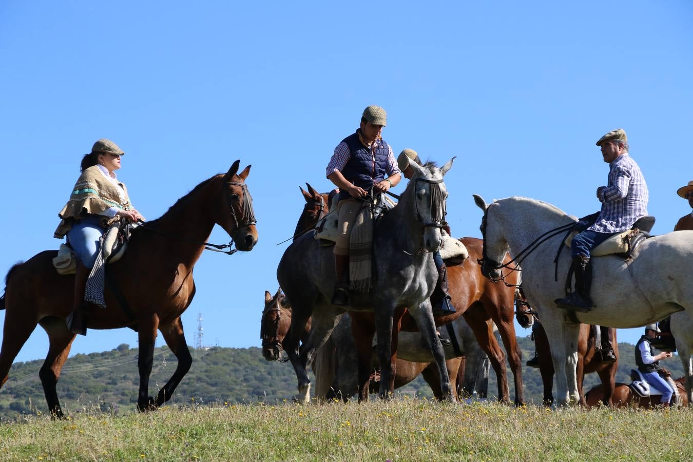 Romeros, carrozas y caballistas han acompañado, esta mañana, en procesión, al Simpecado de Nuestra Señora de Aguasantas, Patrona de Jerez de los Caballeros, hasta la ermita consagrada a su nombre. Durante el camino, no han faltado las perrunillas, la copa de anís, el acompañamiento musical del tamborilero de la Hermandad de La Algaba, Ramón Barragán, y los cánticos y bailes de algunos romeros. Un día de júbilo, convivencia y devoción a Nuestra Señora de Aguasantas que culminará, esta tarde, a las 20 horas, con el rezo del Santo Rosario en la citada ermita y el canto de la Salve a la Virgen.