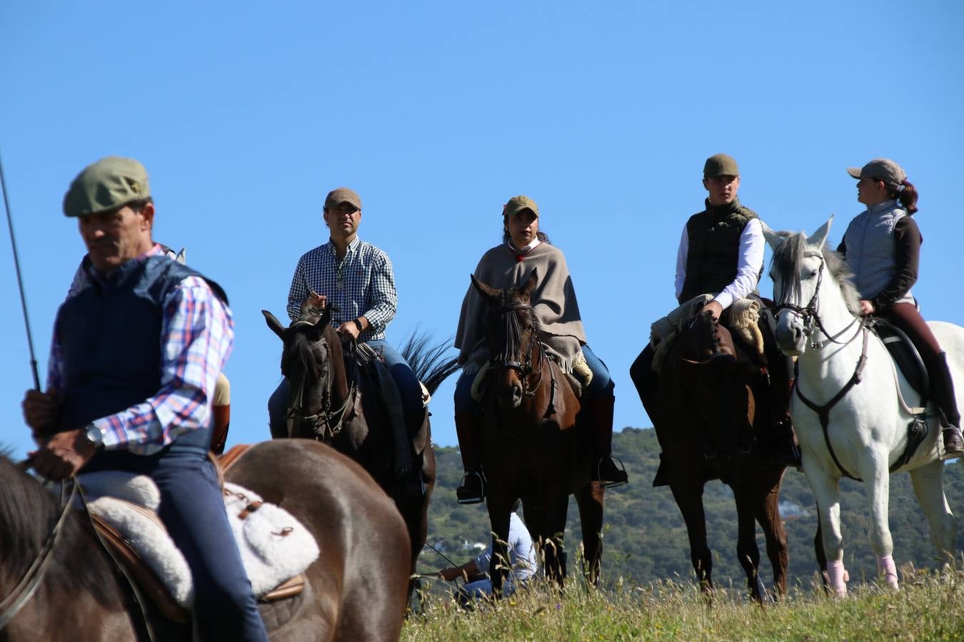 Romeros, carrozas y caballistas han acompañado, esta mañana, en procesión, al Simpecado de Nuestra Señora de Aguasantas, Patrona de Jerez de los Caballeros, hasta la ermita consagrada a su nombre. Durante el camino, no han faltado las perrunillas, la copa de anís, el acompañamiento musical del tamborilero de la Hermandad de La Algaba, Ramón Barragán, y los cánticos y bailes de algunos romeros. Un día de júbilo, convivencia y devoción a Nuestra Señora de Aguasantas que culminará, esta tarde, a las 20 horas, con el rezo del Santo Rosario en la citada ermita y el canto de la Salve a la Virgen.
