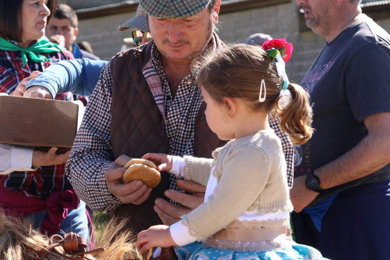 Romeros, carrozas y caballistas han acompañado, esta mañana, en procesión, al Simpecado de Nuestra Señora de Aguasantas, Patrona de Jerez de los Caballeros, hasta la ermita consagrada a su nombre. Durante el camino, no han faltado las perrunillas, la copa de anís, el acompañamiento musical del tamborilero de la Hermandad de La Algaba, Ramón Barragán, y los cánticos y bailes de algunos romeros. Un día de júbilo, convivencia y devoción a Nuestra Señora de Aguasantas que culminará, esta tarde, a las 20 horas, con el rezo del Santo Rosario en la citada ermita y el canto de la Salve a la Virgen.