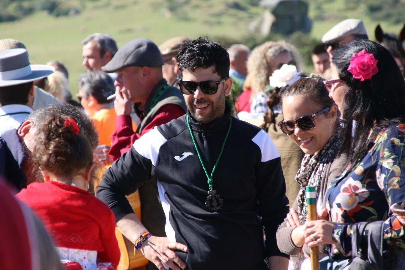 Romeros, carrozas y caballistas han acompañado, esta mañana, en procesión, al Simpecado de Nuestra Señora de Aguasantas, Patrona de Jerez de los Caballeros, hasta la ermita consagrada a su nombre. Durante el camino, no han faltado las perrunillas, la copa de anís, el acompañamiento musical del tamborilero de la Hermandad de La Algaba, Ramón Barragán, y los cánticos y bailes de algunos romeros. Un día de júbilo, convivencia y devoción a Nuestra Señora de Aguasantas que culminará, esta tarde, a las 20 horas, con el rezo del Santo Rosario en la citada ermita y el canto de la Salve a la Virgen.