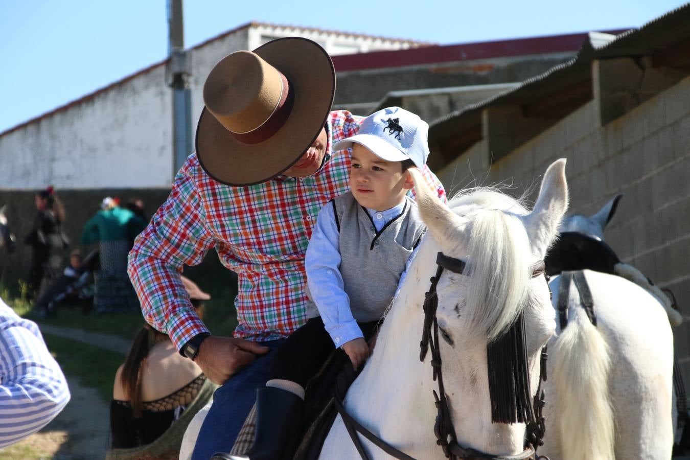 Romeros, carrozas y caballistas han acompañado, esta mañana, en procesión, al Simpecado de Nuestra Señora de Aguasantas, Patrona de Jerez de los Caballeros, hasta la ermita consagrada a su nombre. Durante el camino, no han faltado las perrunillas, la copa de anís, el acompañamiento musical del tamborilero de la Hermandad de La Algaba, Ramón Barragán, y los cánticos y bailes de algunos romeros. Un día de júbilo, convivencia y devoción a Nuestra Señora de Aguasantas que culminará, esta tarde, a las 20 horas, con el rezo del Santo Rosario en la citada ermita y el canto de la Salve a la Virgen.