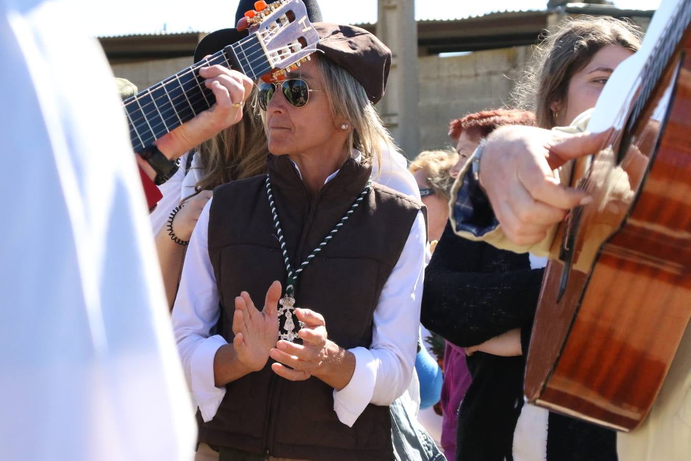 Romeros, carrozas y caballistas han acompañado, esta mañana, en procesión, al Simpecado de Nuestra Señora de Aguasantas, Patrona de Jerez de los Caballeros, hasta la ermita consagrada a su nombre. Durante el camino, no han faltado las perrunillas, la copa de anís, el acompañamiento musical del tamborilero de la Hermandad de La Algaba, Ramón Barragán, y los cánticos y bailes de algunos romeros. Un día de júbilo, convivencia y devoción a Nuestra Señora de Aguasantas que culminará, esta tarde, a las 20 horas, con el rezo del Santo Rosario en la citada ermita y el canto de la Salve a la Virgen.
