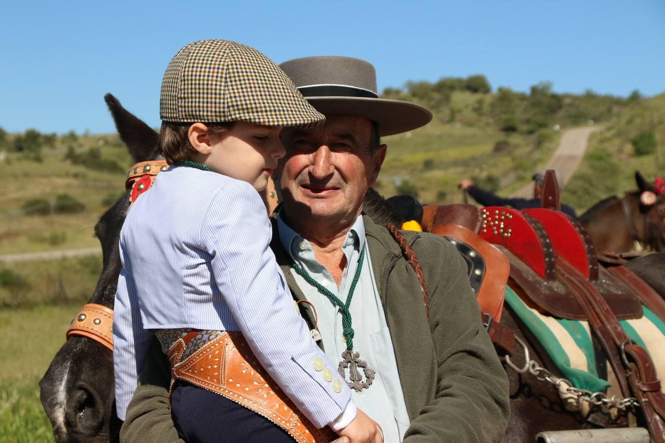 Romeros, carrozas y caballistas han acompañado, esta mañana, en procesión, al Simpecado de Nuestra Señora de Aguasantas, Patrona de Jerez de los Caballeros, hasta la ermita consagrada a su nombre. Durante el camino, no han faltado las perrunillas, la copa de anís, el acompañamiento musical del tamborilero de la Hermandad de La Algaba, Ramón Barragán, y los cánticos y bailes de algunos romeros. Un día de júbilo, convivencia y devoción a Nuestra Señora de Aguasantas que culminará, esta tarde, a las 20 horas, con el rezo del Santo Rosario en la citada ermita y el canto de la Salve a la Virgen.