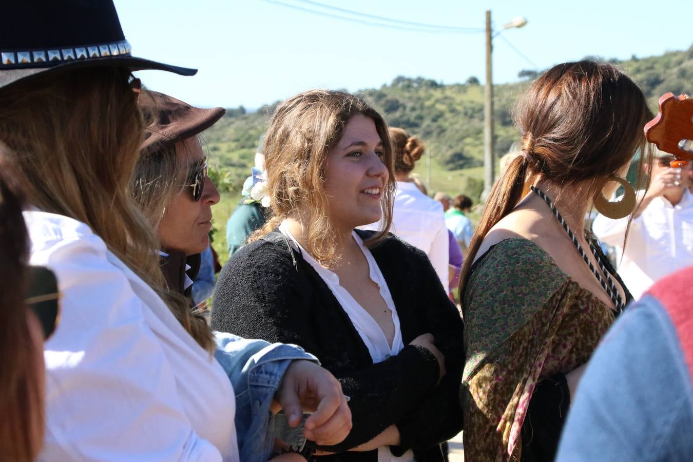 Romeros, carrozas y caballistas han acompañado, esta mañana, en procesión, al Simpecado de Nuestra Señora de Aguasantas, Patrona de Jerez de los Caballeros, hasta la ermita consagrada a su nombre. Durante el camino, no han faltado las perrunillas, la copa de anís, el acompañamiento musical del tamborilero de la Hermandad de La Algaba, Ramón Barragán, y los cánticos y bailes de algunos romeros. Un día de júbilo, convivencia y devoción a Nuestra Señora de Aguasantas que culminará, esta tarde, a las 20 horas, con el rezo del Santo Rosario en la citada ermita y el canto de la Salve a la Virgen.