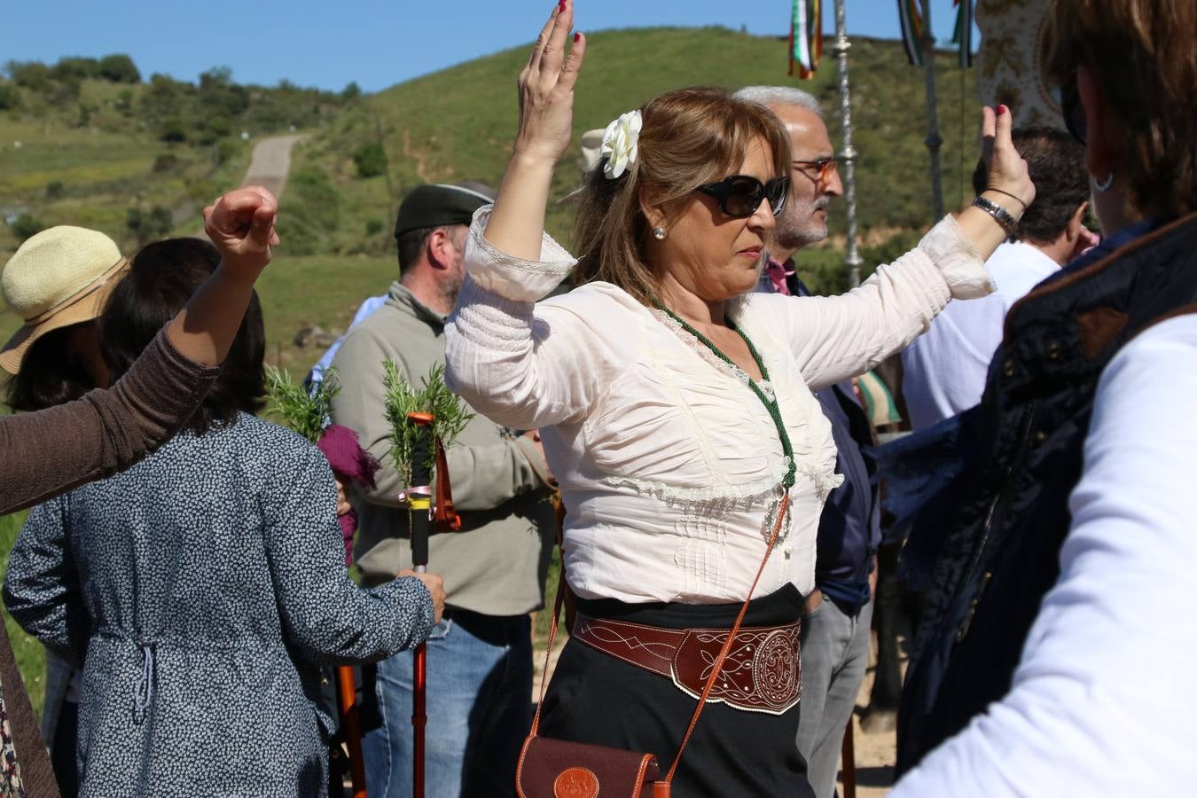 Romeros, carrozas y caballistas han acompañado, esta mañana, en procesión, al Simpecado de Nuestra Señora de Aguasantas, Patrona de Jerez de los Caballeros, hasta la ermita consagrada a su nombre. Durante el camino, no han faltado las perrunillas, la copa de anís, el acompañamiento musical del tamborilero de la Hermandad de La Algaba, Ramón Barragán, y los cánticos y bailes de algunos romeros. Un día de júbilo, convivencia y devoción a Nuestra Señora de Aguasantas que culminará, esta tarde, a las 20 horas, con el rezo del Santo Rosario en la citada ermita y el canto de la Salve a la Virgen.