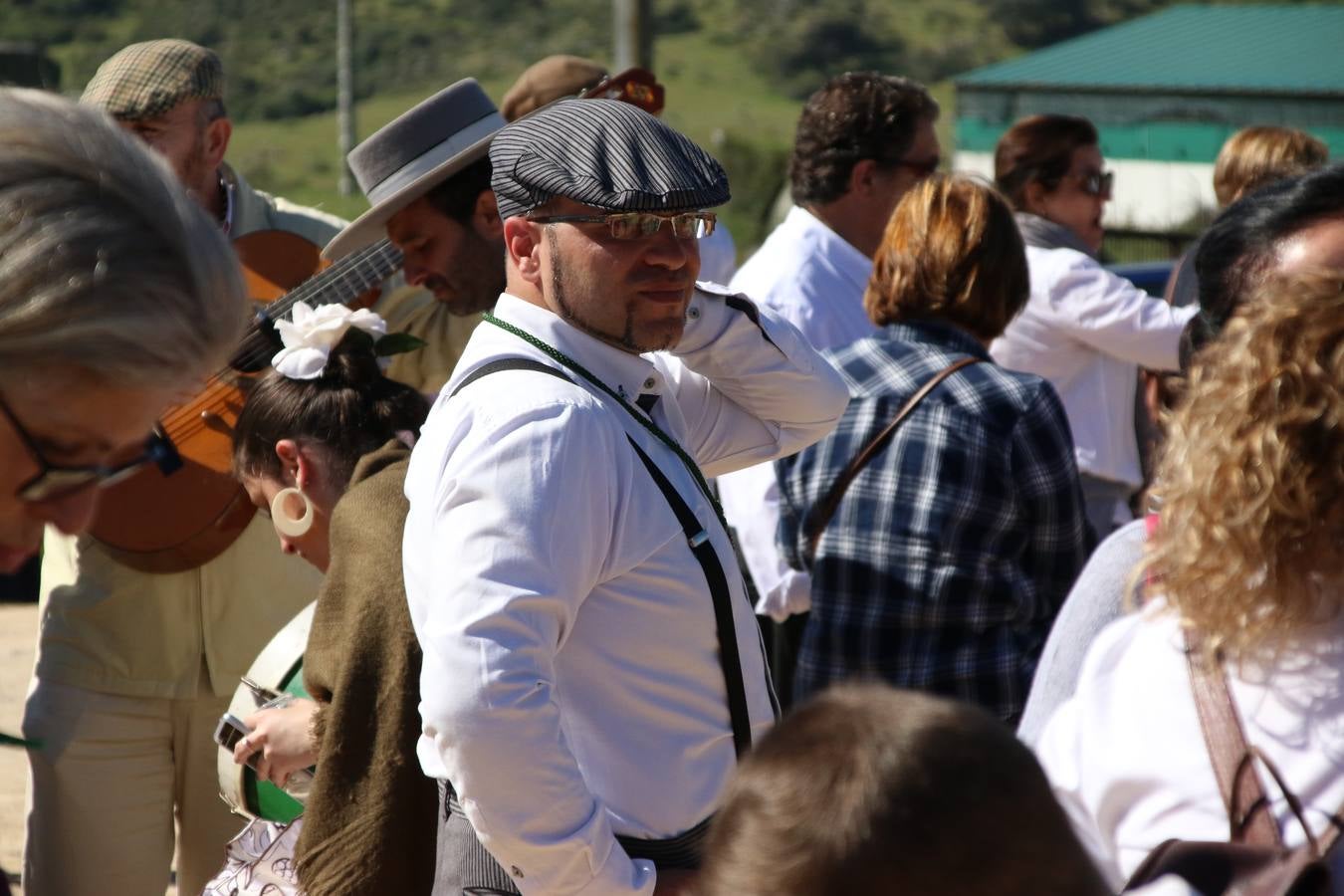 Romeros, carrozas y caballistas han acompañado, esta mañana, en procesión, al Simpecado de Nuestra Señora de Aguasantas, Patrona de Jerez de los Caballeros, hasta la ermita consagrada a su nombre. Durante el camino, no han faltado las perrunillas, la copa de anís, el acompañamiento musical del tamborilero de la Hermandad de La Algaba, Ramón Barragán, y los cánticos y bailes de algunos romeros. Un día de júbilo, convivencia y devoción a Nuestra Señora de Aguasantas que culminará, esta tarde, a las 20 horas, con el rezo del Santo Rosario en la citada ermita y el canto de la Salve a la Virgen.