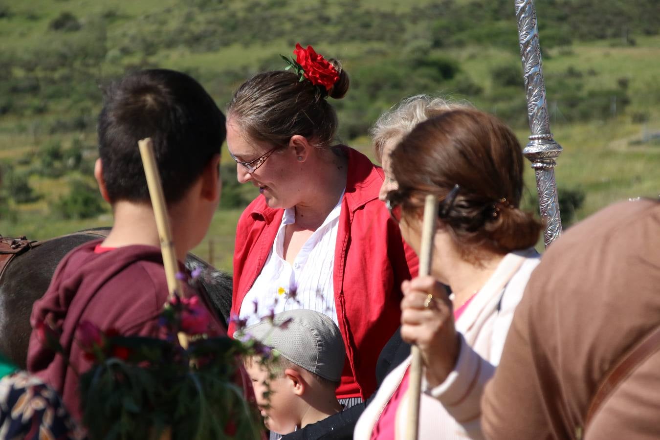 Romeros, carrozas y caballistas han acompañado, esta mañana, en procesión, al Simpecado de Nuestra Señora de Aguasantas, Patrona de Jerez de los Caballeros, hasta la ermita consagrada a su nombre. Durante el camino, no han faltado las perrunillas, la copa de anís, el acompañamiento musical del tamborilero de la Hermandad de La Algaba, Ramón Barragán, y los cánticos y bailes de algunos romeros. Un día de júbilo, convivencia y devoción a Nuestra Señora de Aguasantas que culminará, esta tarde, a las 20 horas, con el rezo del Santo Rosario en la citada ermita y el canto de la Salve a la Virgen.