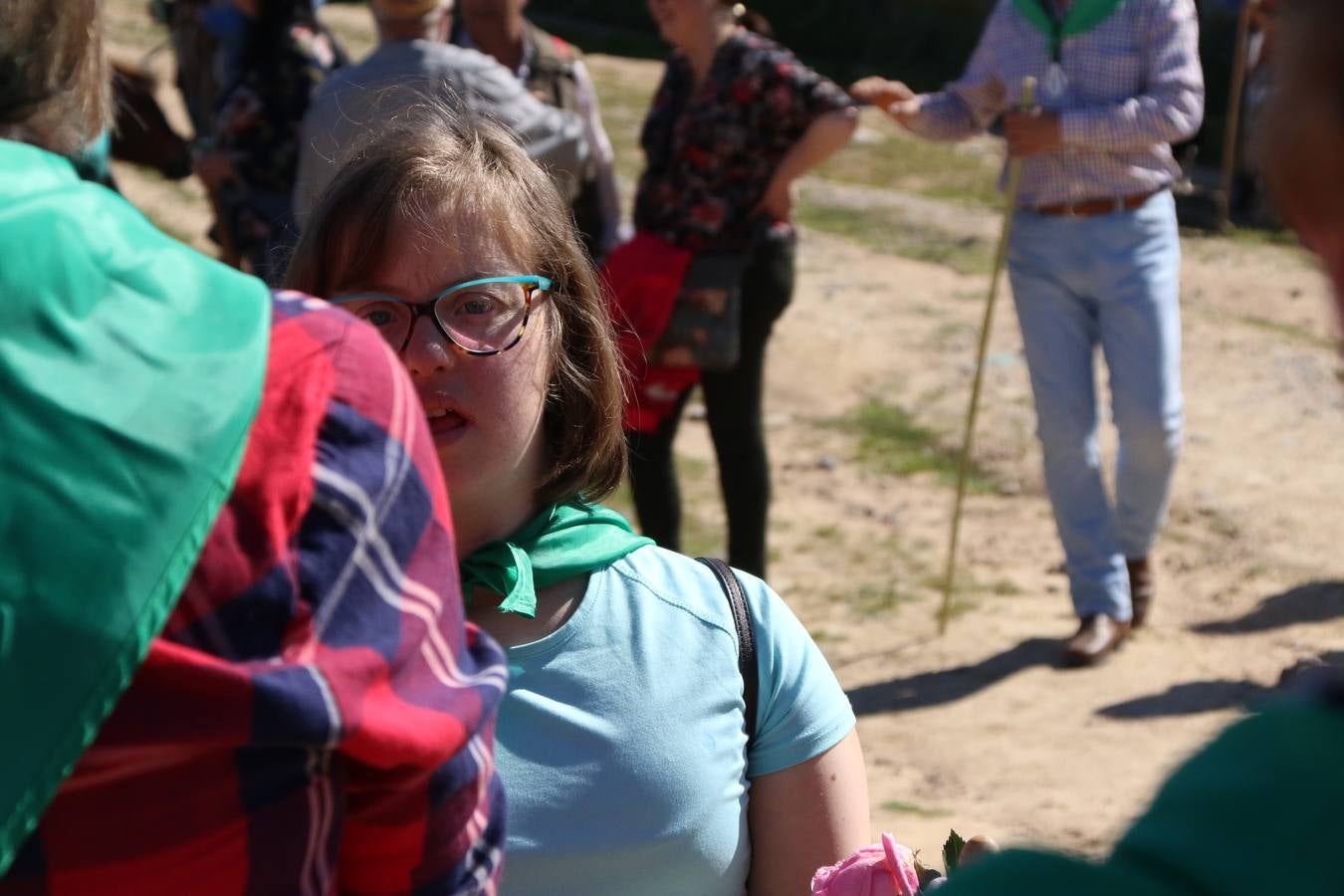 Romeros, carrozas y caballistas han acompañado, esta mañana, en procesión, al Simpecado de Nuestra Señora de Aguasantas, Patrona de Jerez de los Caballeros, hasta la ermita consagrada a su nombre. Durante el camino, no han faltado las perrunillas, la copa de anís, el acompañamiento musical del tamborilero de la Hermandad de La Algaba, Ramón Barragán, y los cánticos y bailes de algunos romeros. Un día de júbilo, convivencia y devoción a Nuestra Señora de Aguasantas que culminará, esta tarde, a las 20 horas, con el rezo del Santo Rosario en la citada ermita y el canto de la Salve a la Virgen.