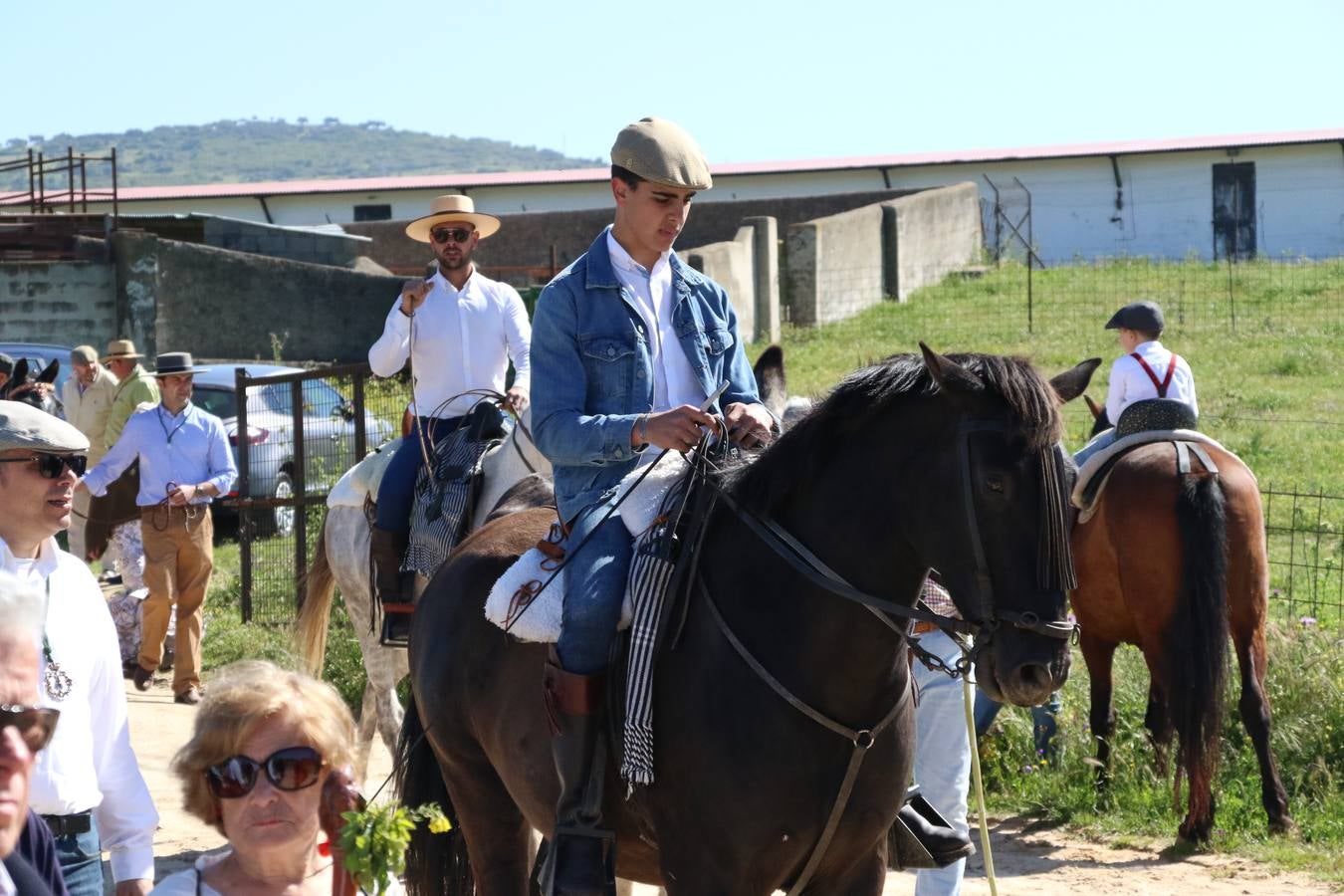 Romeros, carrozas y caballistas han acompañado, esta mañana, en procesión, al Simpecado de Nuestra Señora de Aguasantas, Patrona de Jerez de los Caballeros, hasta la ermita consagrada a su nombre. Durante el camino, no han faltado las perrunillas, la copa de anís, el acompañamiento musical del tamborilero de la Hermandad de La Algaba, Ramón Barragán, y los cánticos y bailes de algunos romeros. Un día de júbilo, convivencia y devoción a Nuestra Señora de Aguasantas que culminará, esta tarde, a las 20 horas, con el rezo del Santo Rosario en la citada ermita y el canto de la Salve a la Virgen.