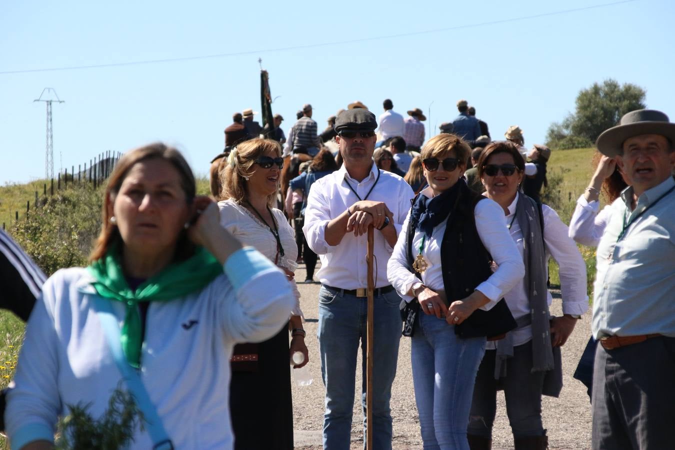 Romeros, carrozas y caballistas han acompañado, esta mañana, en procesión, al Simpecado de Nuestra Señora de Aguasantas, Patrona de Jerez de los Caballeros, hasta la ermita consagrada a su nombre. Durante el camino, no han faltado las perrunillas, la copa de anís, el acompañamiento musical del tamborilero de la Hermandad de La Algaba, Ramón Barragán, y los cánticos y bailes de algunos romeros. Un día de júbilo, convivencia y devoción a Nuestra Señora de Aguasantas que culminará, esta tarde, a las 20 horas, con el rezo del Santo Rosario en la citada ermita y el canto de la Salve a la Virgen.