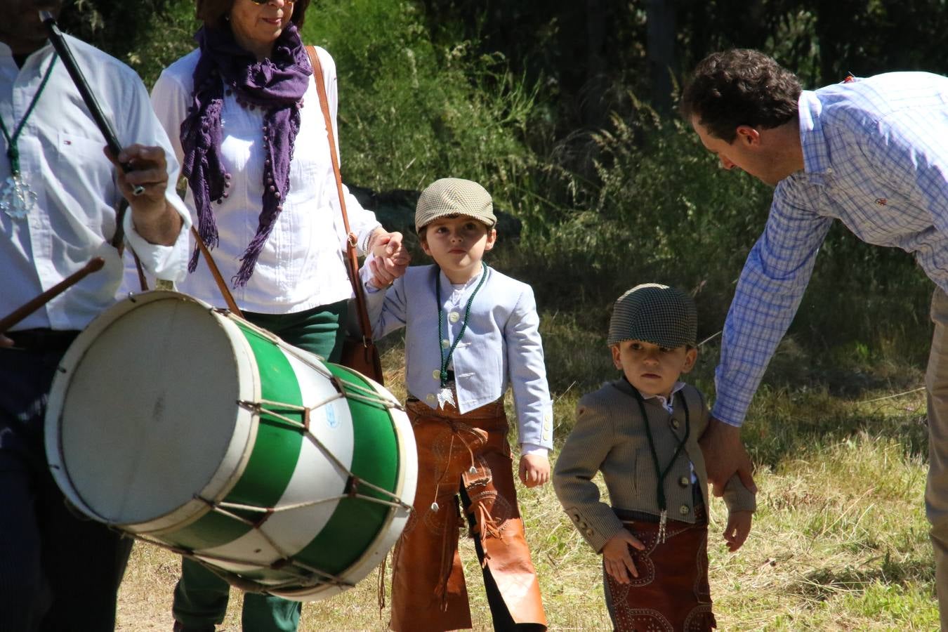 Romeros, carrozas y caballistas han acompañado, esta mañana, en procesión, al Simpecado de Nuestra Señora de Aguasantas, Patrona de Jerez de los Caballeros, hasta la ermita consagrada a su nombre. Durante el camino, no han faltado las perrunillas, la copa de anís, el acompañamiento musical del tamborilero de la Hermandad de La Algaba, Ramón Barragán, y los cánticos y bailes de algunos romeros. Un día de júbilo, convivencia y devoción a Nuestra Señora de Aguasantas que culminará, esta tarde, a las 20 horas, con el rezo del Santo Rosario en la citada ermita y el canto de la Salve a la Virgen.