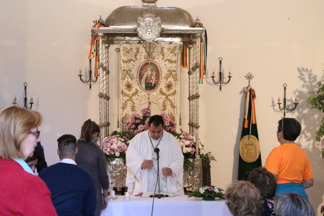 Romeros, carrozas y caballistas han acompañado, esta mañana, en procesión, al Simpecado de Nuestra Señora de Aguasantas, Patrona de Jerez de los Caballeros, hasta la ermita consagrada a su nombre. Durante el camino, no han faltado las perrunillas, la copa de anís, el acompañamiento musical del tamborilero de la Hermandad de La Algaba, Ramón Barragán, y los cánticos y bailes de algunos romeros. Un día de júbilo, convivencia y devoción a Nuestra Señora de Aguasantas que culminará, esta tarde, a las 20 horas, con el rezo del Santo Rosario en la citada ermita y el canto de la Salve a la Virgen.