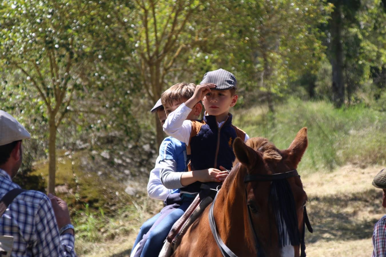 Romeros, carrozas y caballistas han acompañado, esta mañana, en procesión, al Simpecado de Nuestra Señora de Aguasantas, Patrona de Jerez de los Caballeros, hasta la ermita consagrada a su nombre. Durante el camino, no han faltado las perrunillas, la copa de anís, el acompañamiento musical del tamborilero de la Hermandad de La Algaba, Ramón Barragán, y los cánticos y bailes de algunos romeros. Un día de júbilo, convivencia y devoción a Nuestra Señora de Aguasantas que culminará, esta tarde, a las 20 horas, con el rezo del Santo Rosario en la citada ermita y el canto de la Salve a la Virgen.