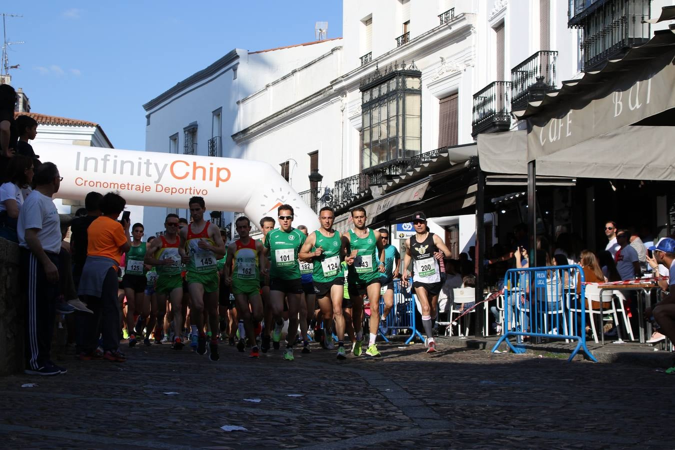 La Plaza de España de Jerez de los Caballeros acogió, ayer, la XXI Carrera Popular y VIII Caminata por la Salud y Solidaridad, organizada por la Concejalía de Juventud y Deportes del Ayuntamiento de Jerez con el apoyo del Programa de Dinamización Deportiva de la Mancomunidad Sierra Suroeste. Esta edición congregó a más de 250 participantes entre todas las categorías y se recaudaron 84 kilos de alimentos y 75 euros destinados a Cruz Roja en Jerez. La citada prueba se consagra, año tras año, como una de las citas deportivas ineludibles y más esperadas por los jerezanos y jerezanas. 