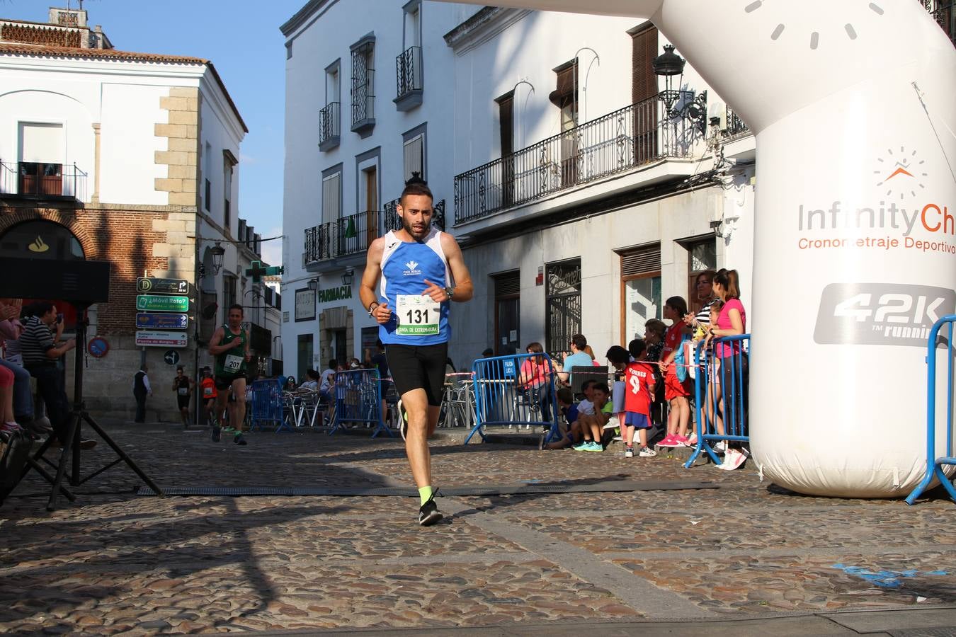 La Plaza de España de Jerez de los Caballeros acogió, ayer, la XXI Carrera Popular y VIII Caminata por la Salud y Solidaridad, organizada por la Concejalía de Juventud y Deportes del Ayuntamiento de Jerez con el apoyo del Programa de Dinamización Deportiva de la Mancomunidad Sierra Suroeste. Esta edición congregó a más de 250 participantes entre todas las categorías y se recaudaron 84 kilos de alimentos y 75 euros destinados a Cruz Roja en Jerez. La citada prueba se consagra, año tras año, como una de las citas deportivas ineludibles y más esperadas por los jerezanos y jerezanas. 
